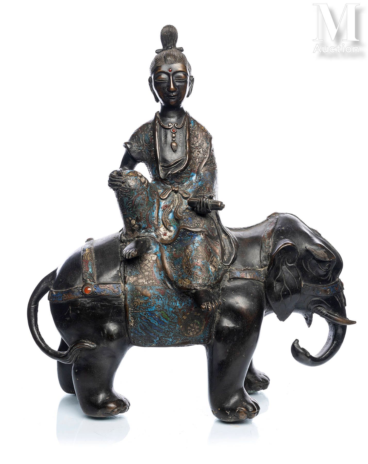 JAPON, Vers 1900 Statue in bronze and champlevé enamel

depicting a Kannon in th&hellip;