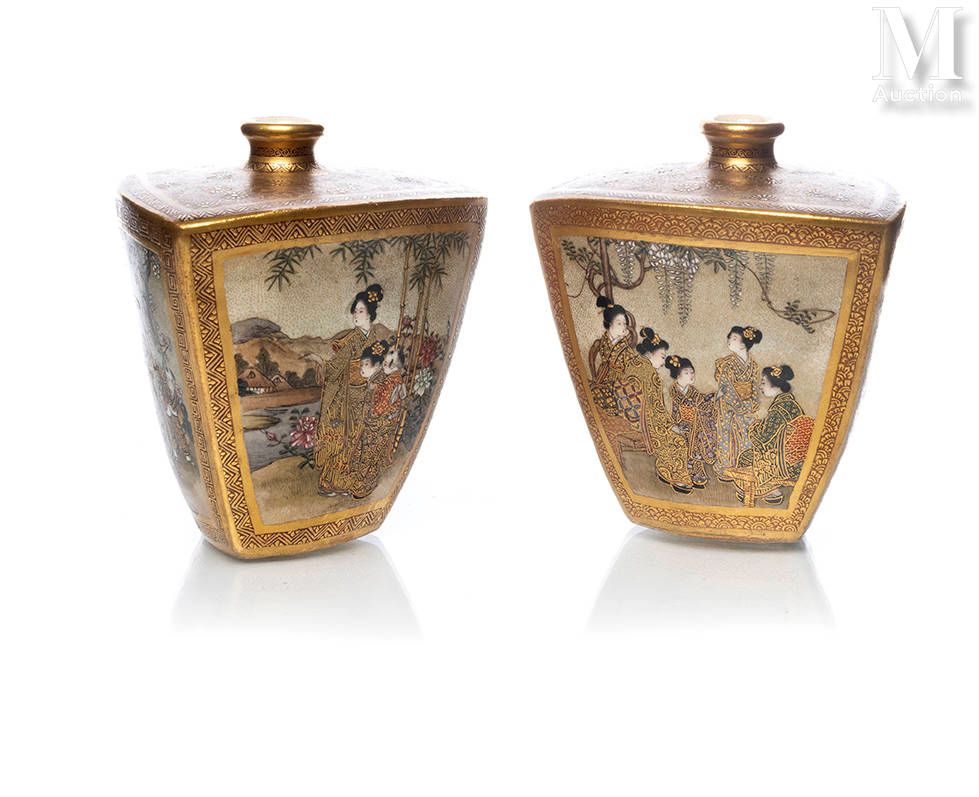 JAPON, Epoque Meiji Coppia di piccoli vasi in porcellana Satsuma

con lati trian&hellip;