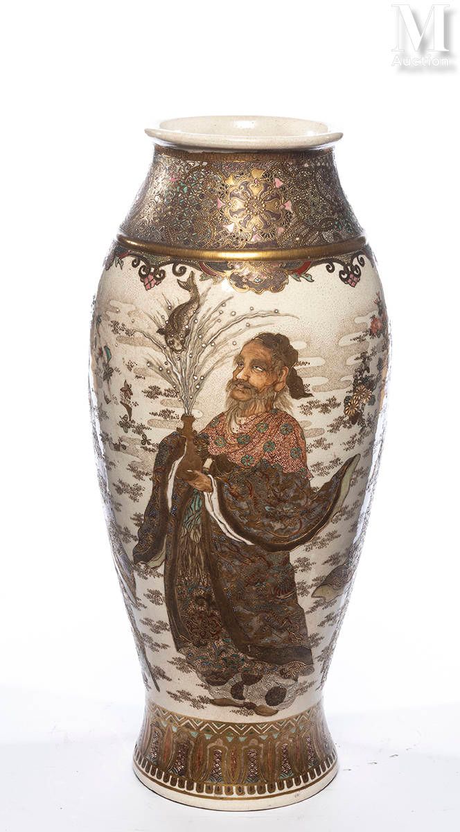 JAPON, XIXe siècle 萨摩瓷器花瓶

拱形的底座和卵圆形的主体，装饰着站立的仙人。颈部装饰着梦幻般的动物奖章。
高度：45.8厘米。