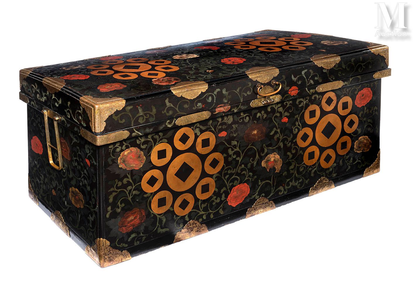 JAPON, Epoque EDO (1603-1868), XVIIIe siècle 被称为 "大名Hitsu "的重要盔甲盒。

四角形，黑色漆木，称为 &hellip;