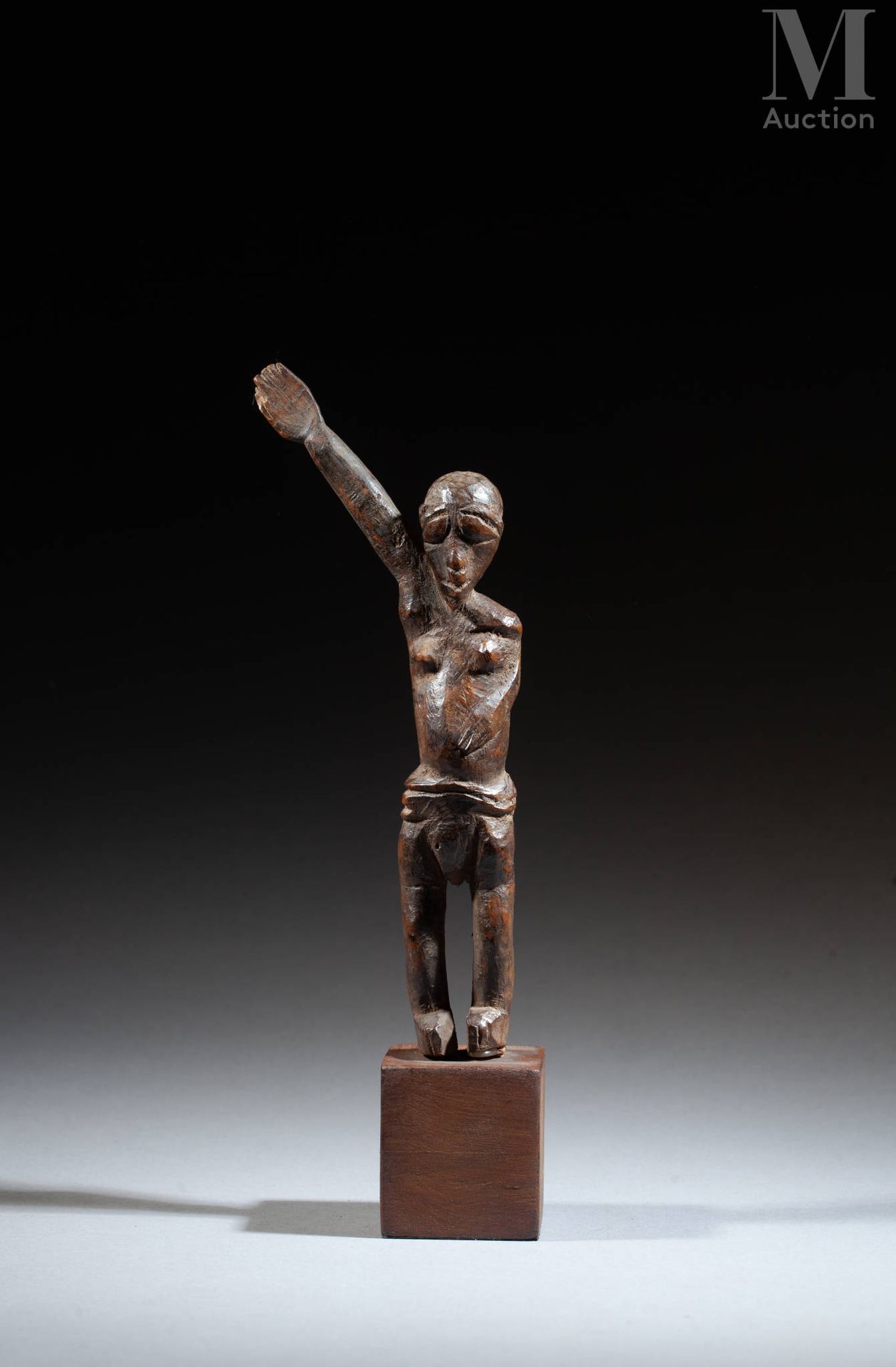Statuette anthropomorphe (Lobi) présentant une femme debout, un bras levé symbol&hellip;