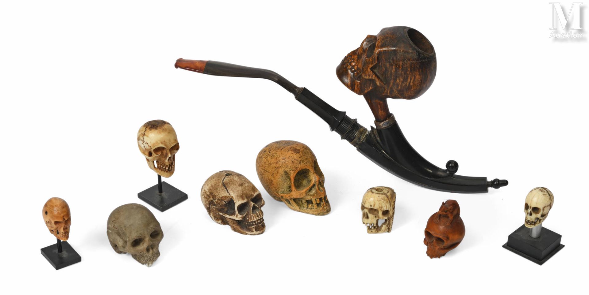Memento Mori 纪念品套装
- 6个石器、骨质和木质的头骨 
- 1个木制骷髅头，上面有一只老鼠。
- 1个骨头基督头。
和一个带有骷髅头雕刻装饰的烟&hellip;