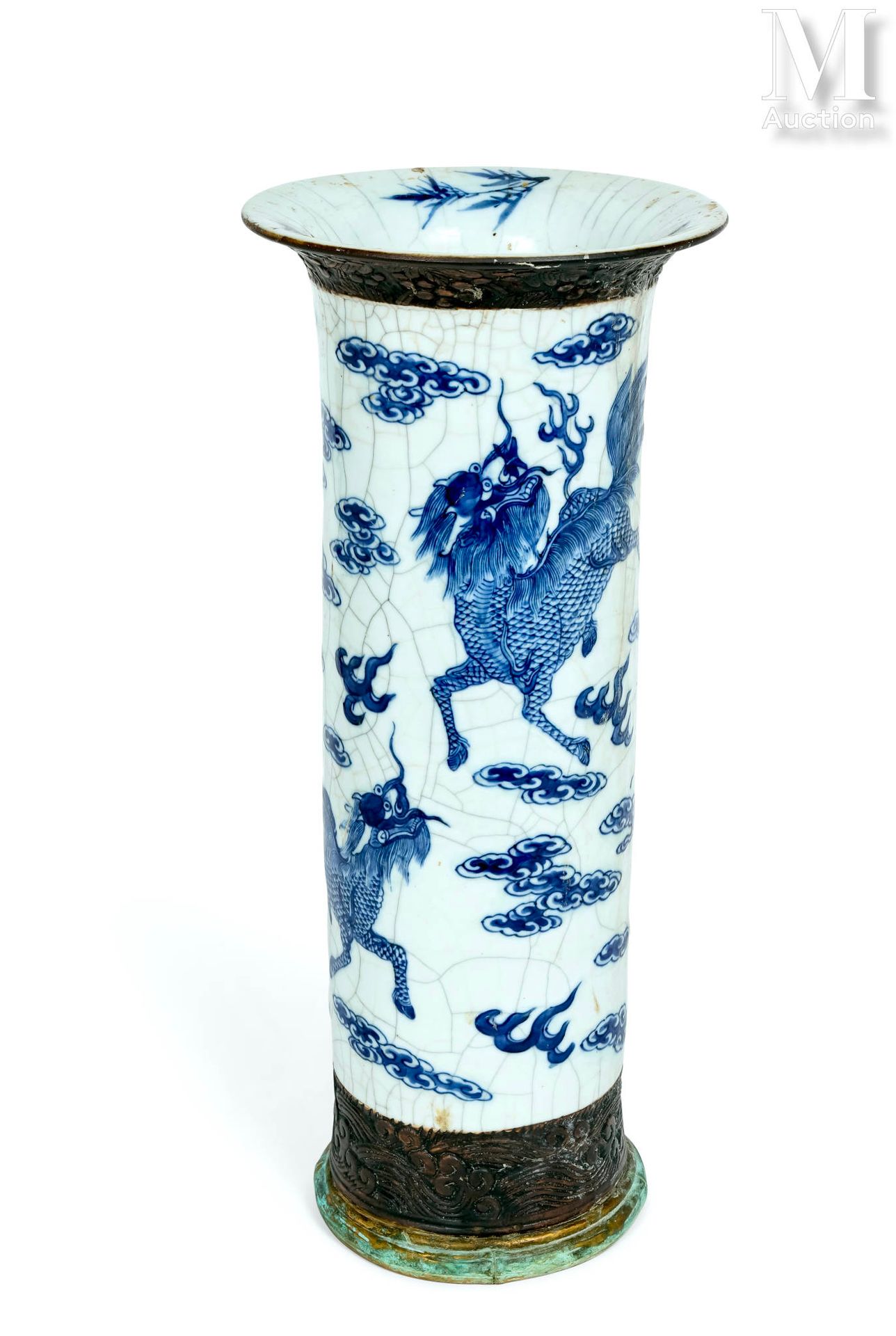 CHINE Hornvase aus blauem und weißem Craquelé-Porzellan mit Drachen- und Wolkend&hellip;
