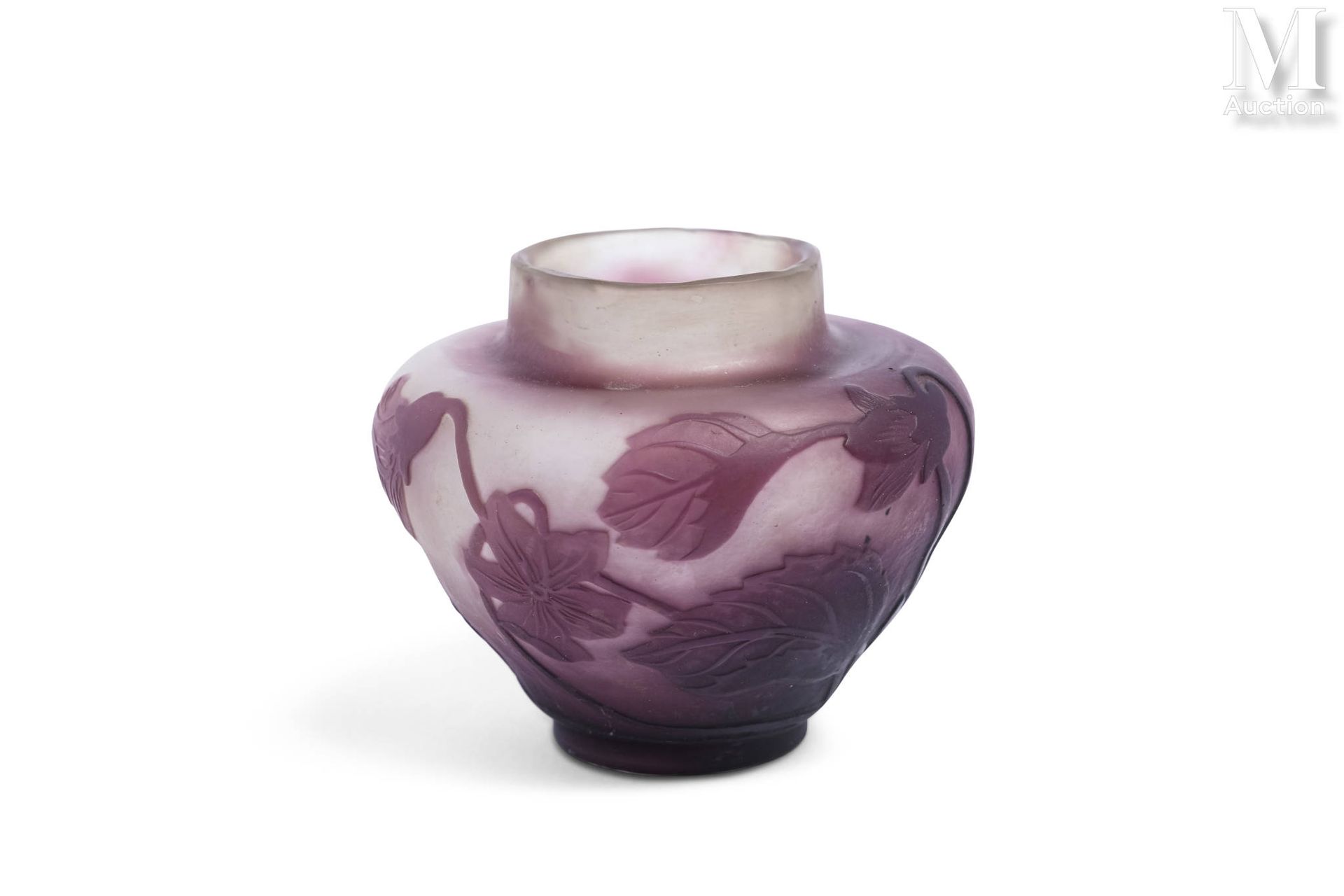 Emile GALLE (1846-1904) Etablissements 一个小的柱形花瓶，颈部有一个环形的脚跟，由多层玻璃制成，有淡紫色的花朵图案，有酸蚀&hellip;