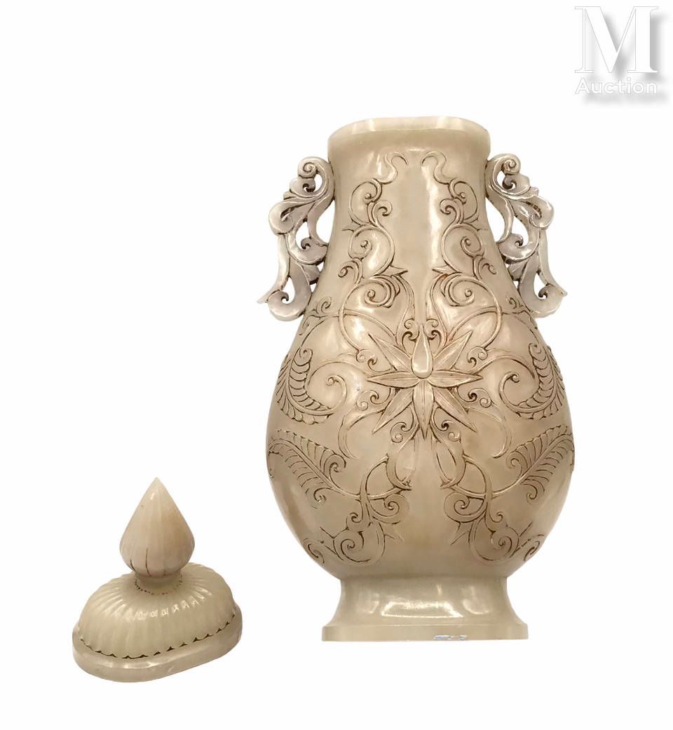 CHINE 青花瓷玉石风格的有盖花瓶，阳台形式，站在一个喇叭形的脚上，瓶身装饰着叶子和风格化的叶子 
高：29厘米