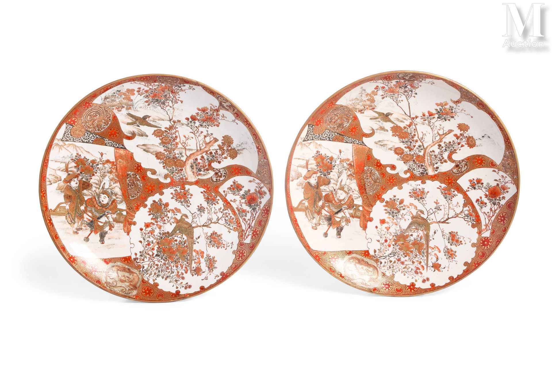 JAPON Coppia di piatti in ceramica smaltata di Satsuma decorati con
personaggi, &hellip;