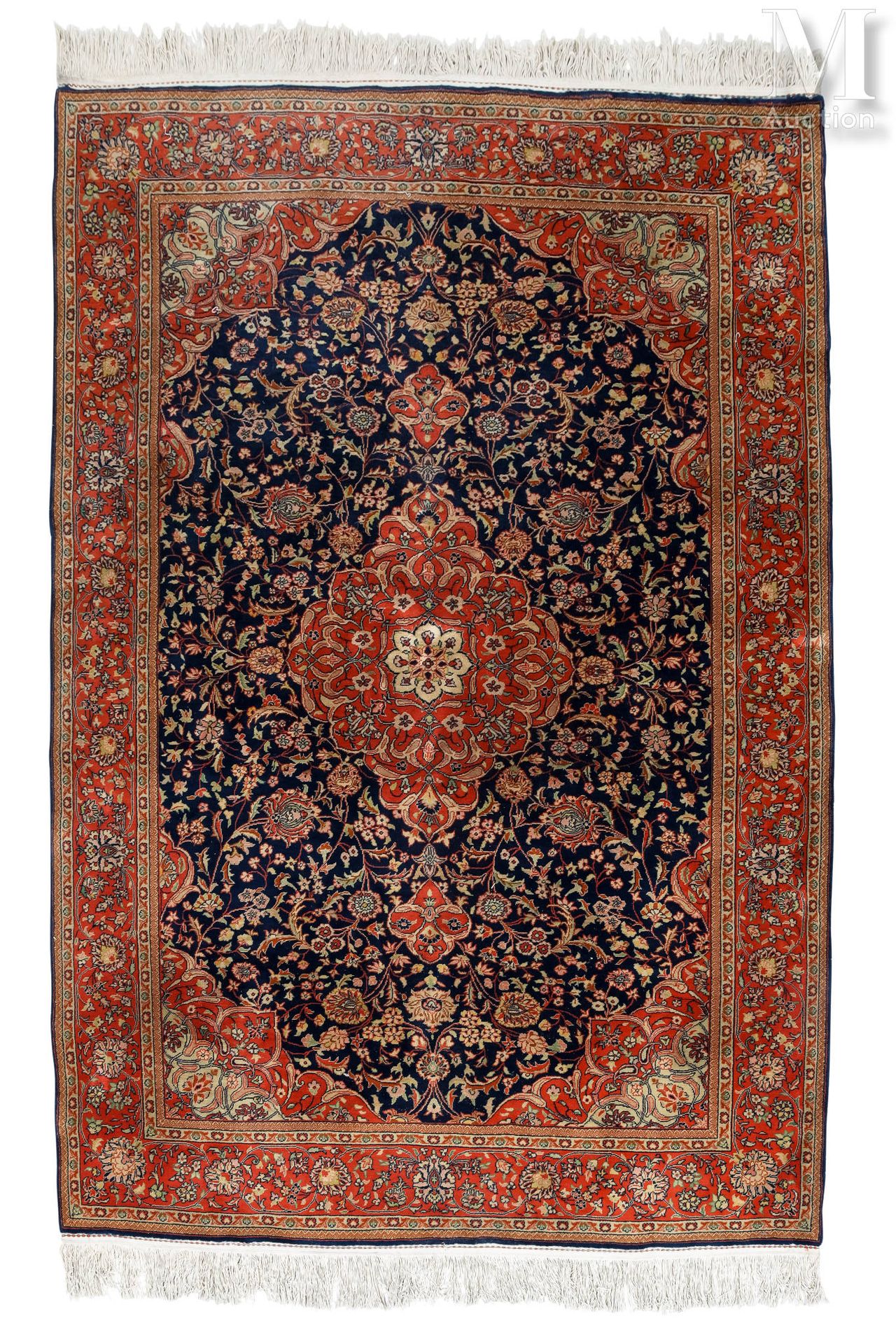 BULGARE 地毯上有中央奖章，老红色，蓝色背景，宽的橙色边框上有花环。
270 x 180 厘米