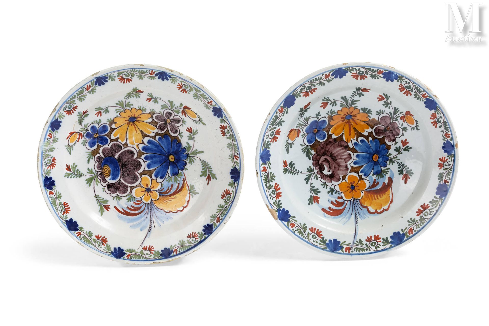 DELFT 一对釉面陶器汤盘，上面装饰着蓝色和黄色的花朵。 
19世纪初
直径：30.5厘米。