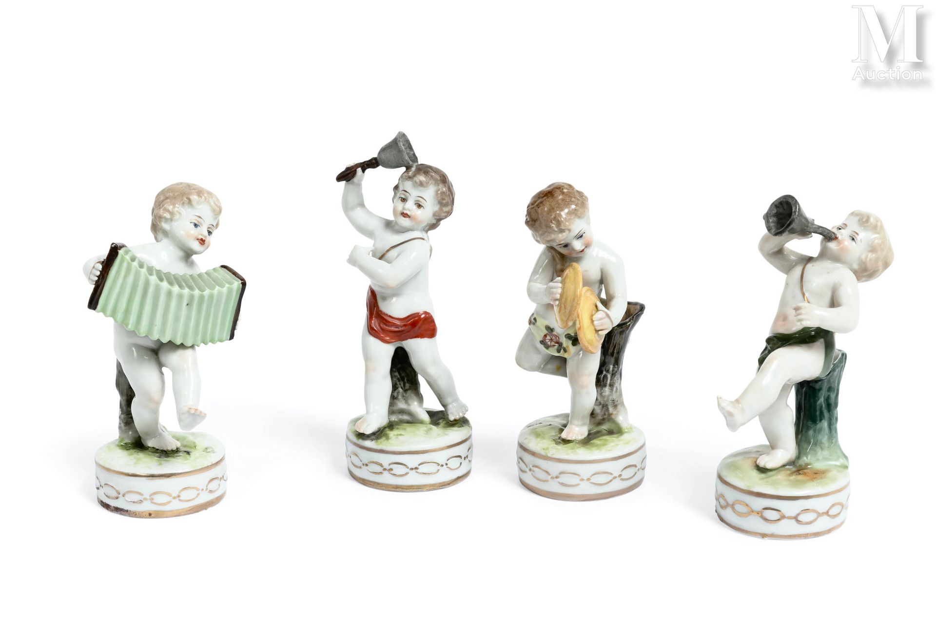 Vienne Cuatro pequeños sujetos de porcelana policromada que representan músicos &hellip;