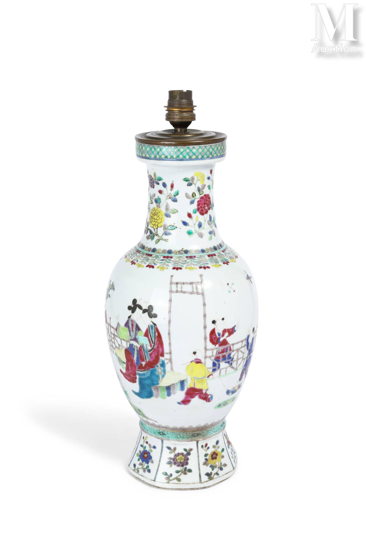 CHINE Vase en porcelaine de forme balustre monté en lampe, à décor de scènes de &hellip;