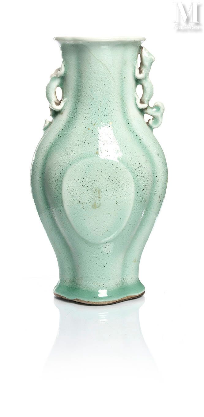 CHINE, XIXe siècle 瓷器花瓶

青瓷釉，多裂纹 "苹果花 "形，底和颈部呈拱形，身体膨胀，两侧有两个高浮雕龙形的把手。底下有乾隆六字青花款。
&hellip;