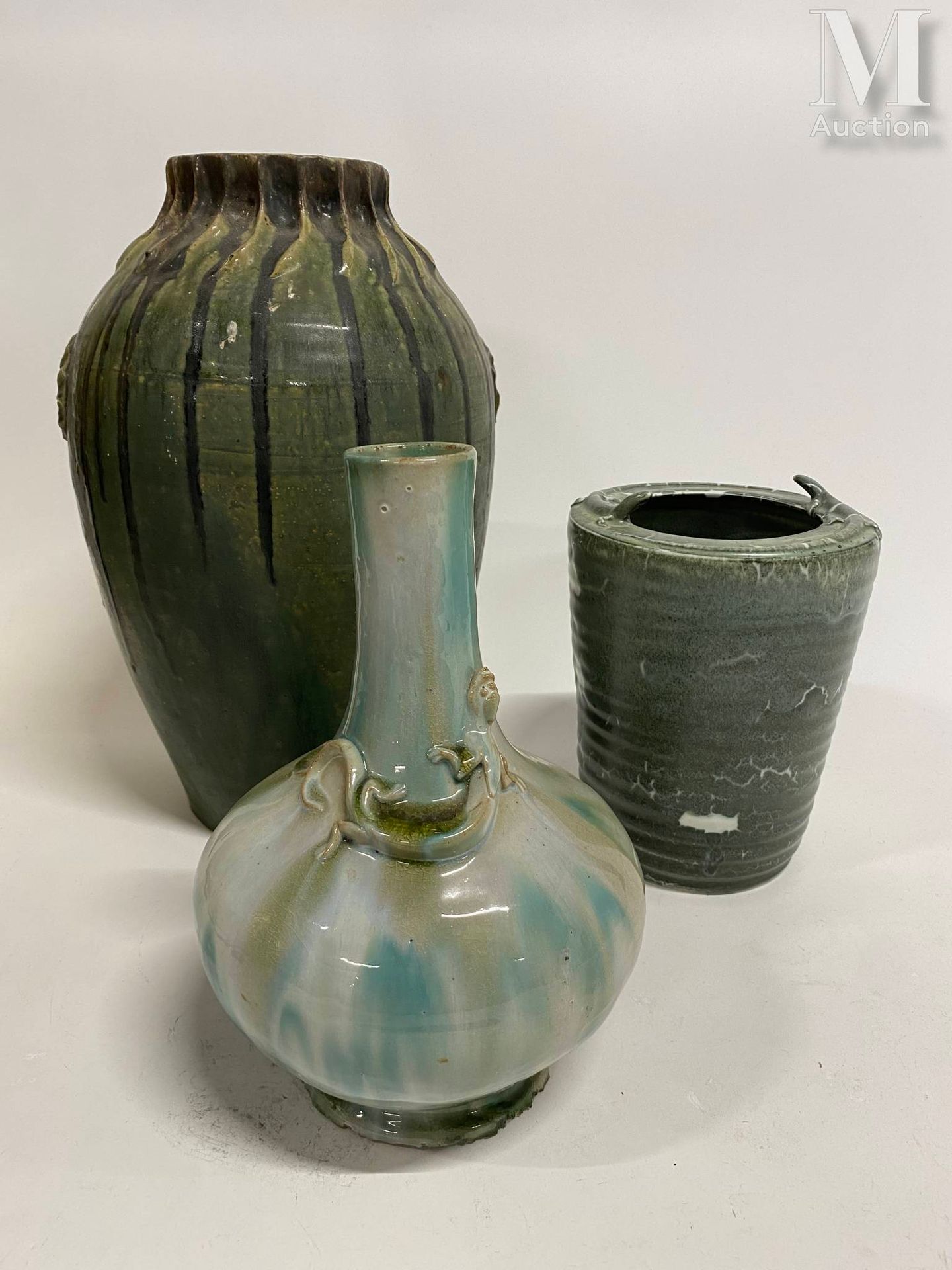 Lot de céramiques diverses eine balusterförmige Vase aus glasiertem Ton mit Schl&hellip;
