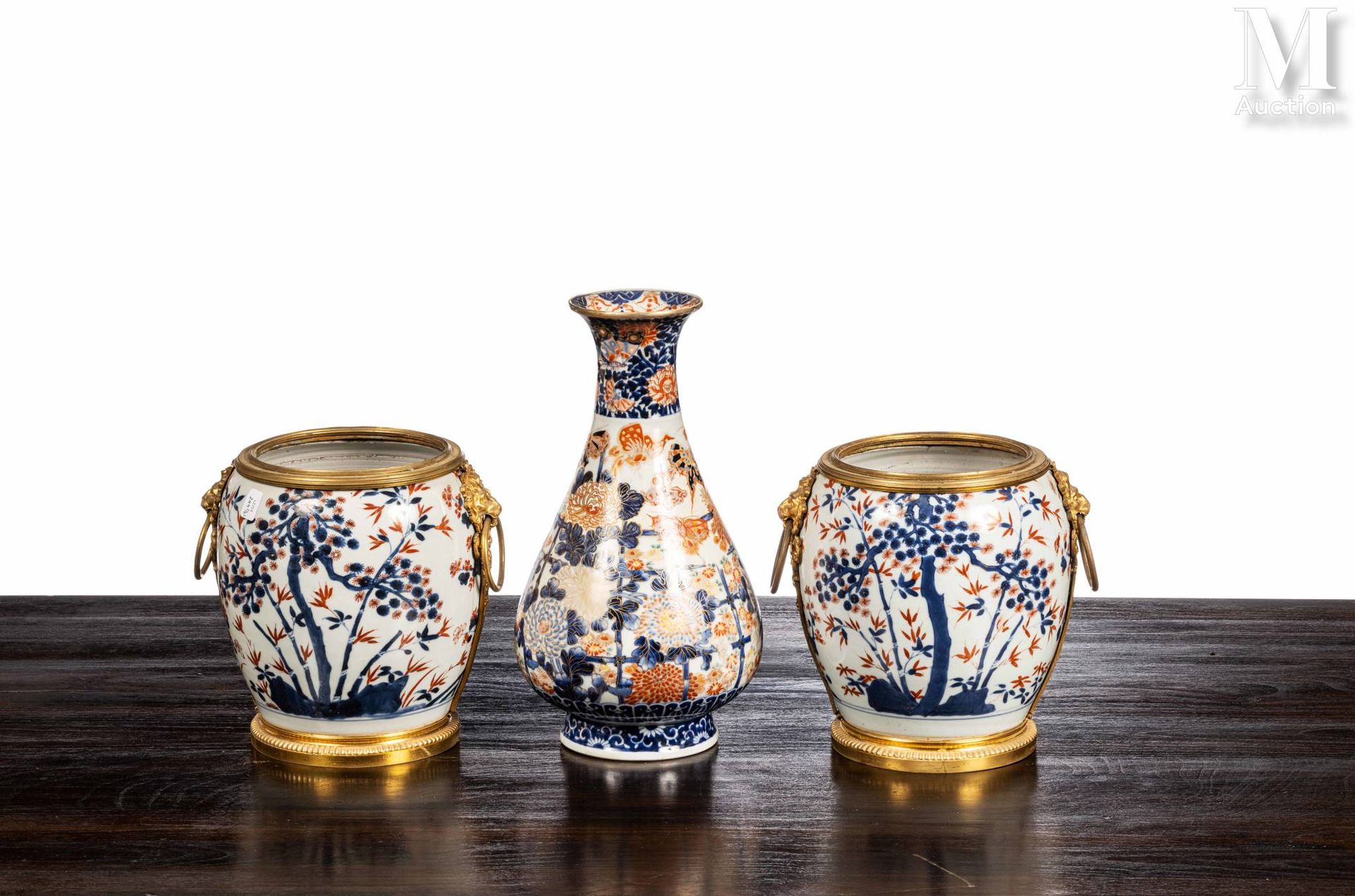 JAPON, XIXe siècle 一对伊万里瓷器带植物装饰的花盆，包括欧洲鎏金铜套。附有一个伊万里瓷器的瓶子花瓶。

高度：23厘米
直径：18.5厘米

&hellip;