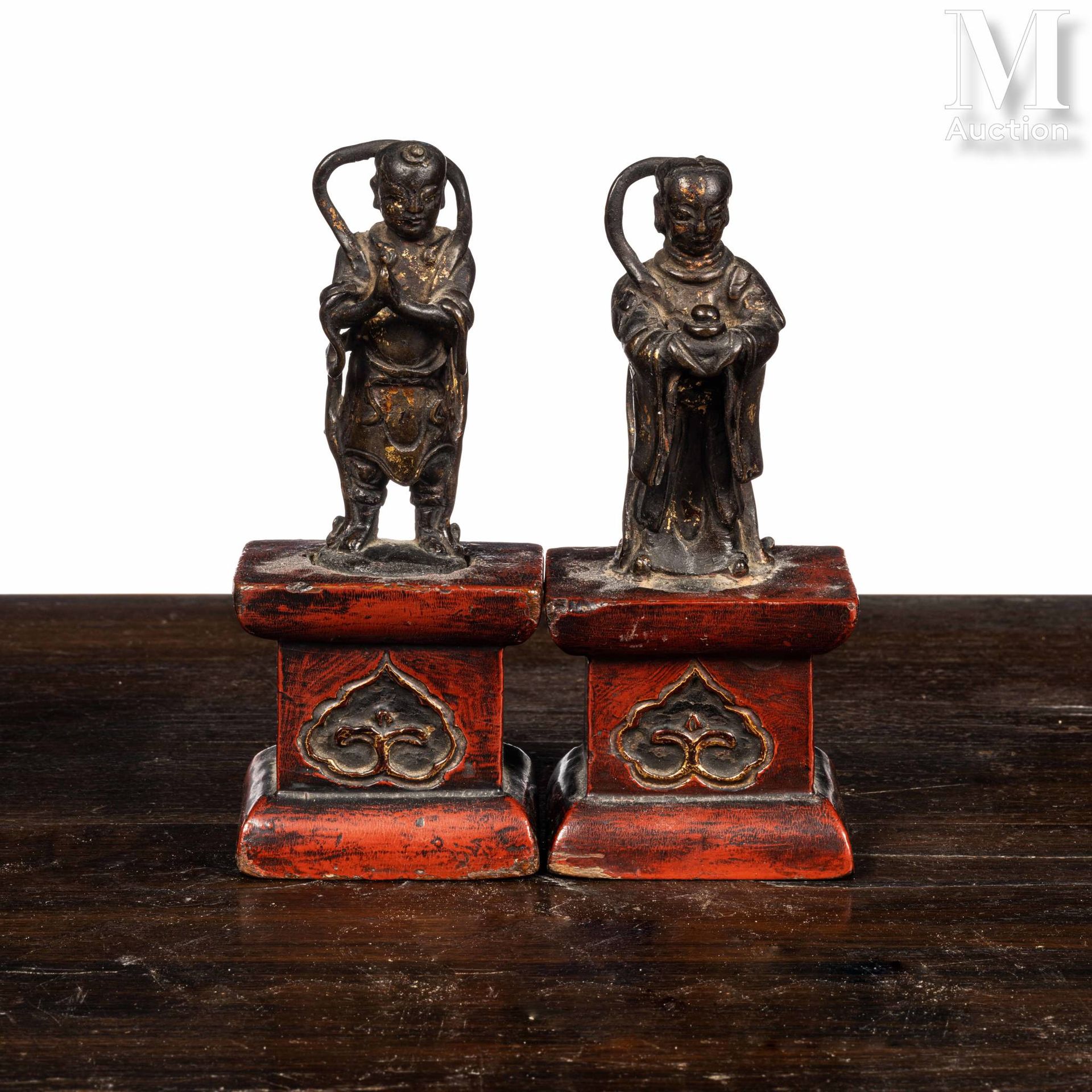 CHINE, Epoque Ming, XVIIe siècle Deux statuettes en bronze laqué or, représentan&hellip;