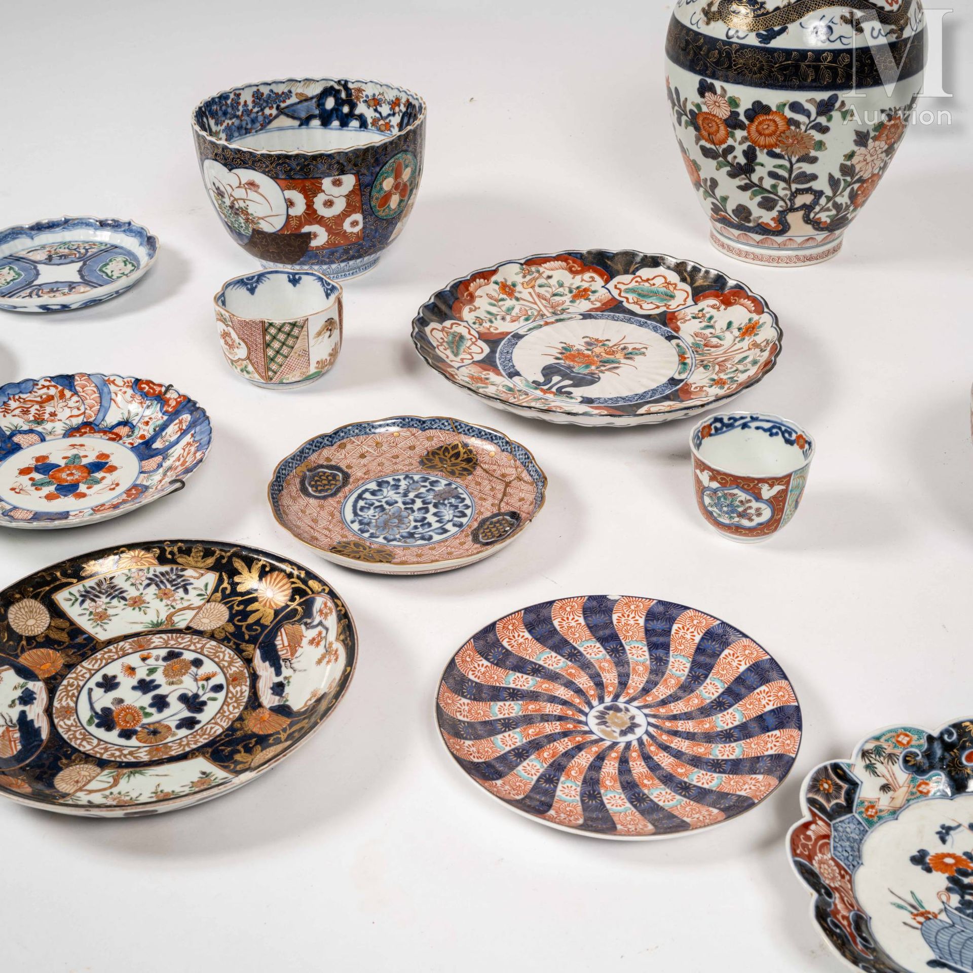 JAPON, XIXe-XXe siècle 一套13件日本伊万里装饰的瓷器，包括一个盘子，一个花瓶，七个盘子，两个大碗和两个高脚杯。

缺陷和修复。