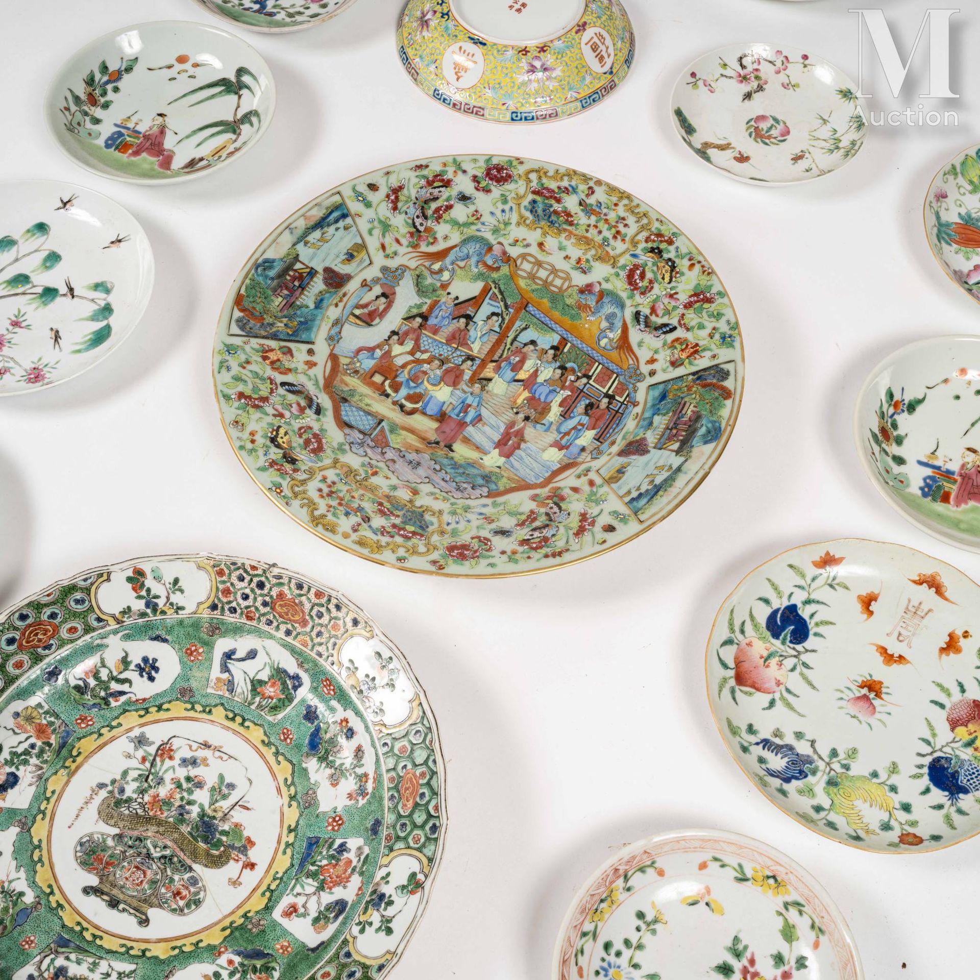CHINE, XIX-XXe siècle 一批重要的多色珐琅装饰的瓷器，包括两个圆盘，十四个盘子，五个碗。

遗漏、修复、裂缝。