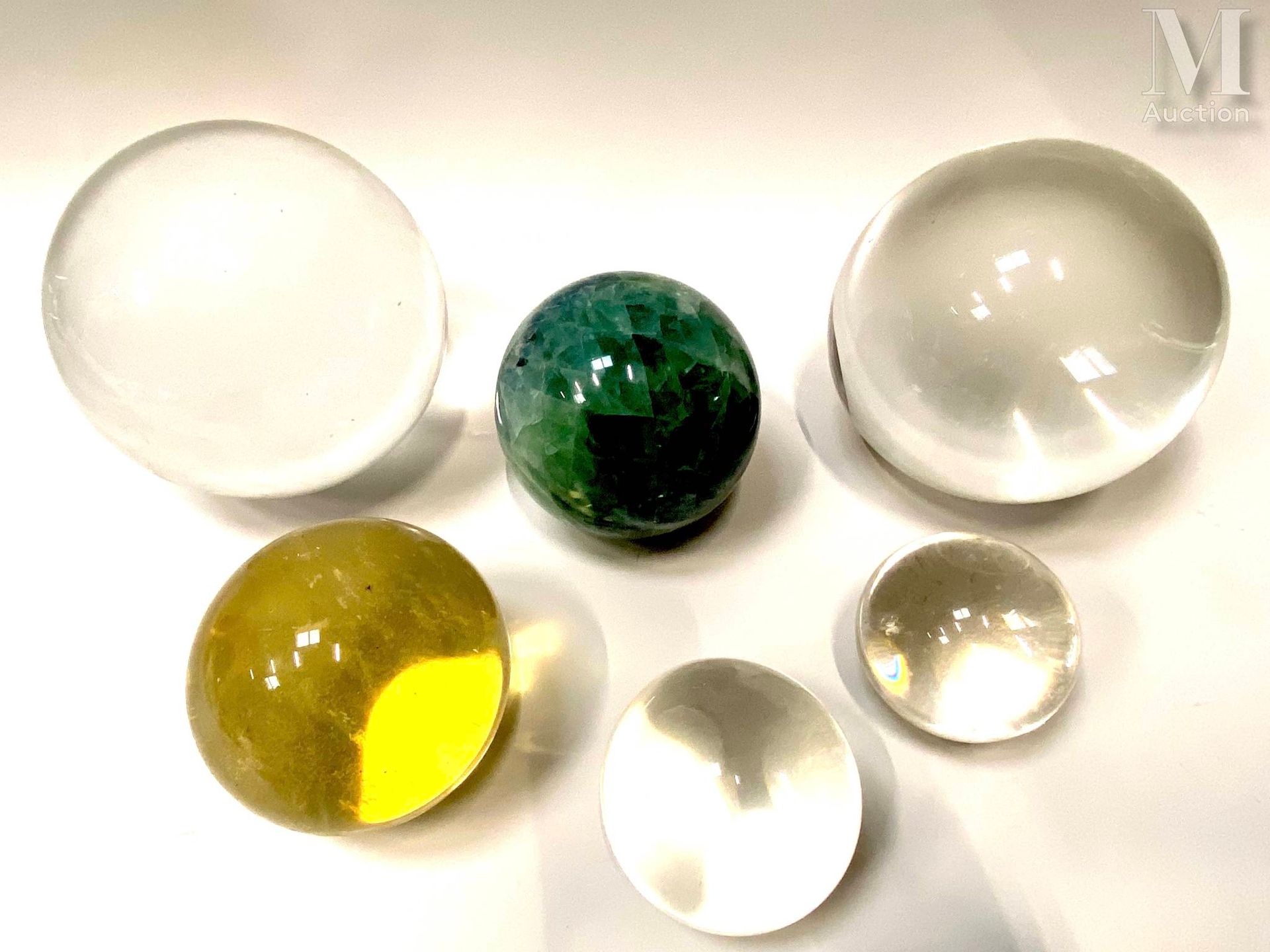 Lot comprenant Cinq boules en verre translucide et une boule en pierre dure vert&hellip;