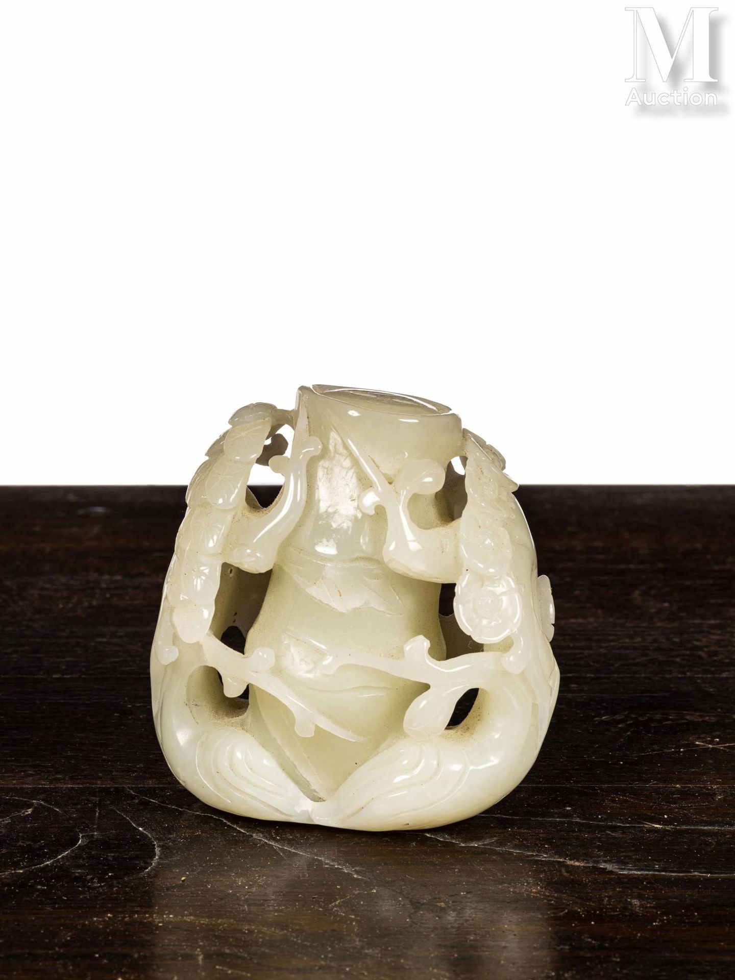 CHINE, XXe siècle Petit gobelet en jade blanc sculpté, la partie centrale à l'im&hellip;