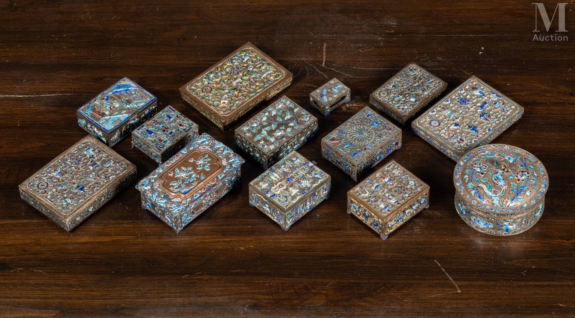 CHINE, Ecole de Canton, XIX siècle 一套13个搪瓷金属盒，12个长方形，1个圆形，装饰有蓝色浮雕的昆虫、花朵和动物。

在7.&hellip;