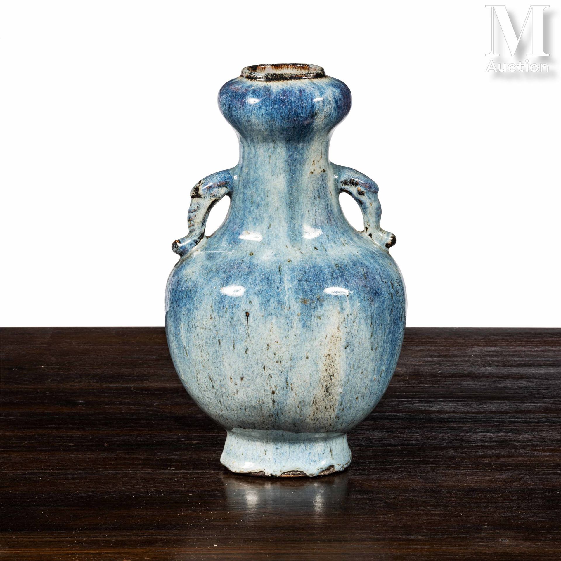 CHINE, XIXe siècle Vase en céramique à couverte coulante bleue dans le style des&hellip;