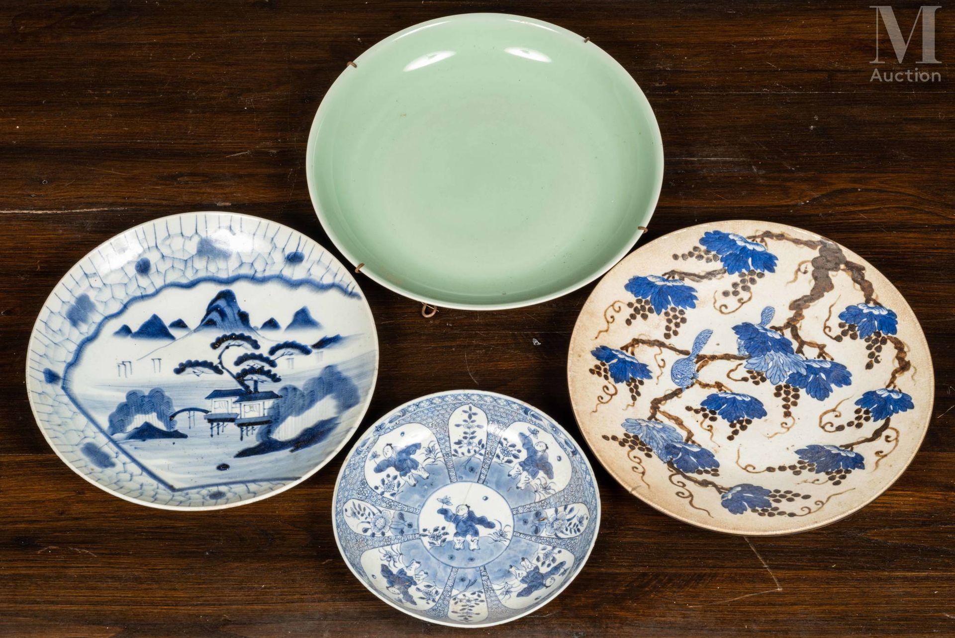 CHINE, XIXe siècle Ensemble de plats en porcelaine à décor divers.
Restaurations&hellip;