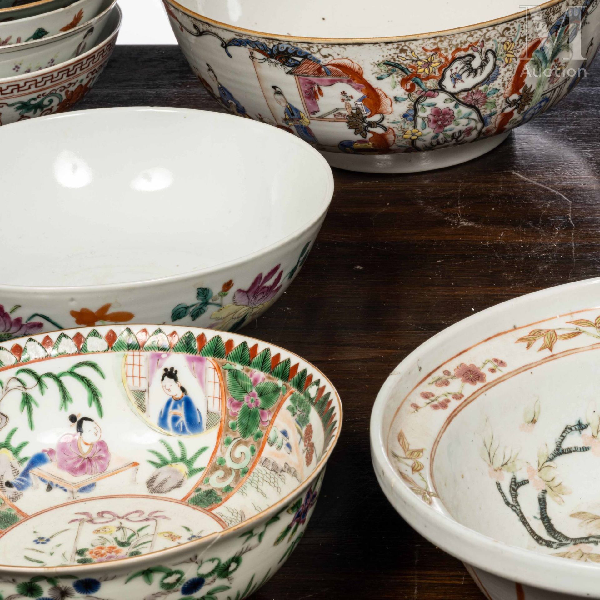 CHINE, XIX-XXe siècles Importante serie di venticinque pezzi in porcellana con d&hellip;