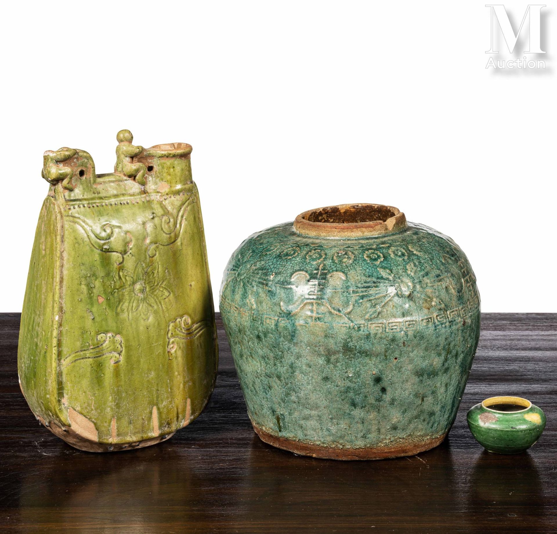 CHINE 一套三件陶器，包括瑶族风格的绿釉葫芦，绿松石釉的圆顶瓶，三彩釉的水壶。

高度：5、23和27厘米

错过了对葫芦，穿。
