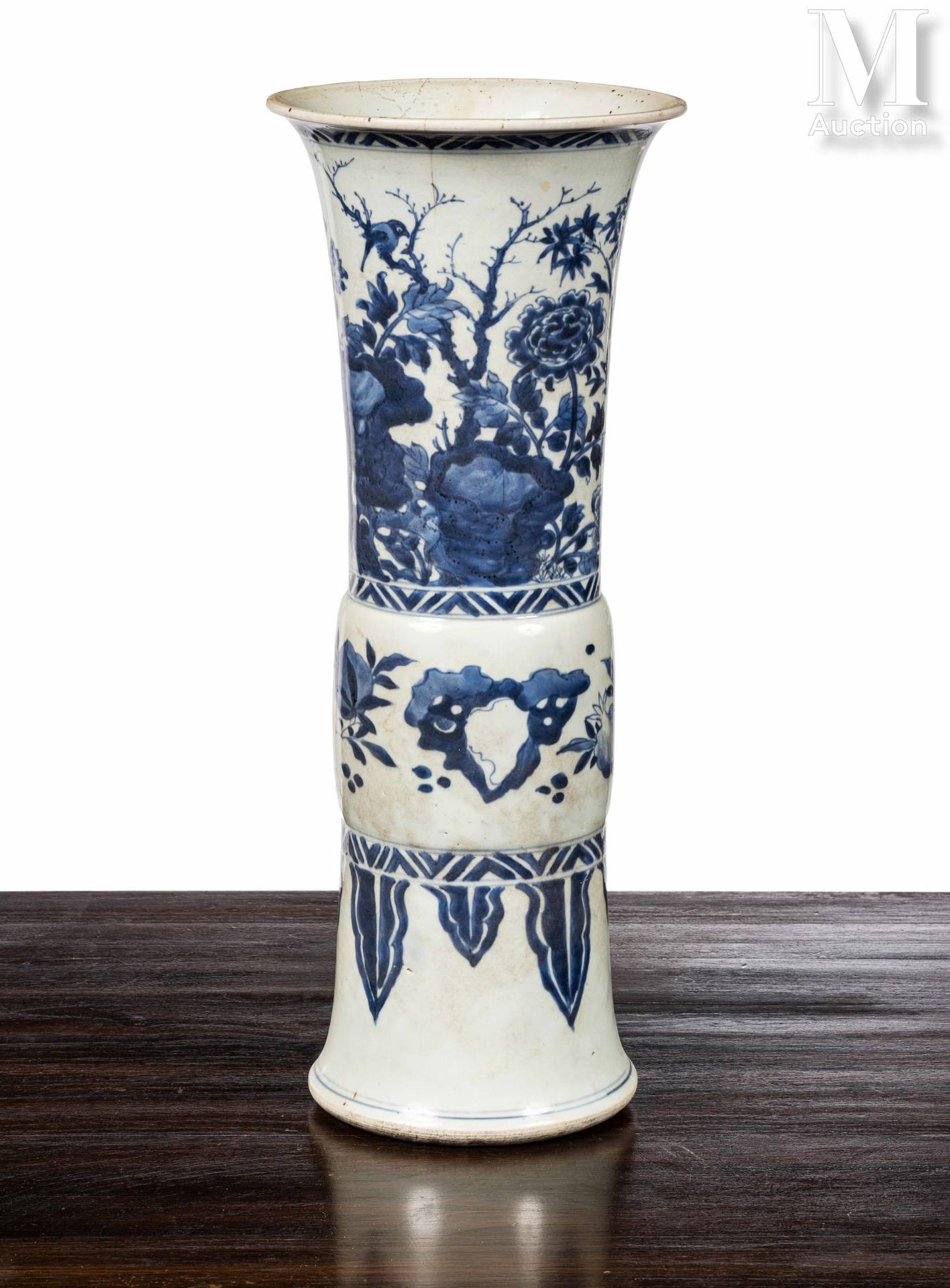 CHINE, Epoque Transition, XVIIe siècle 青花瓷古瓶，装在饰有香蕉叶的高宽脚上，中间的圆形瓶身饰有花和水果，高高的喇叭口颈部&hellip;