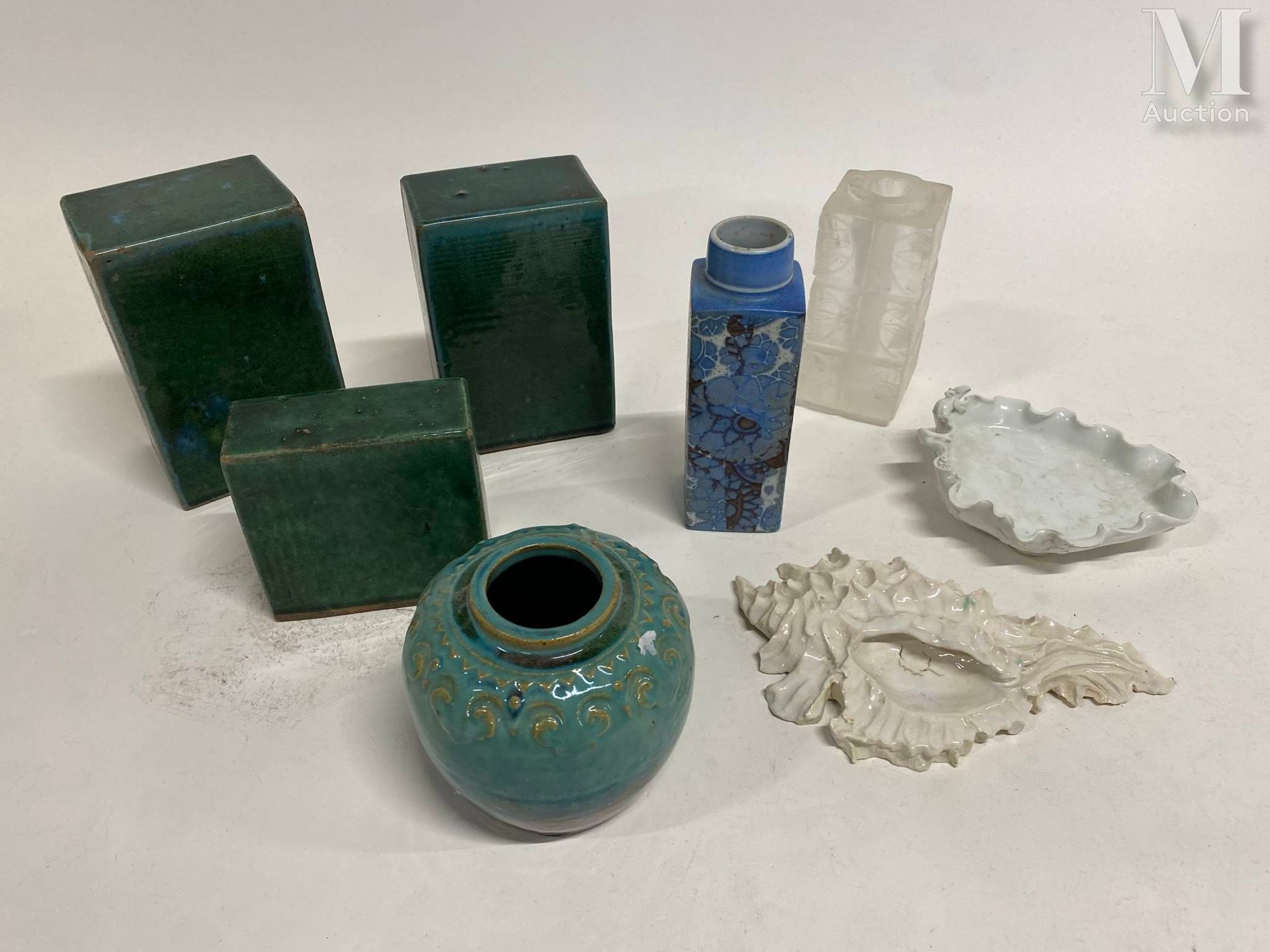 Lot d'objets divers dont 三个绿色釉陶四角花瓶（最大的高：18厘米），卵形花瓶，模制玻璃四角花瓶，皇家哥本哈根花瓶和两个瓷器空隙，其中一&hellip;