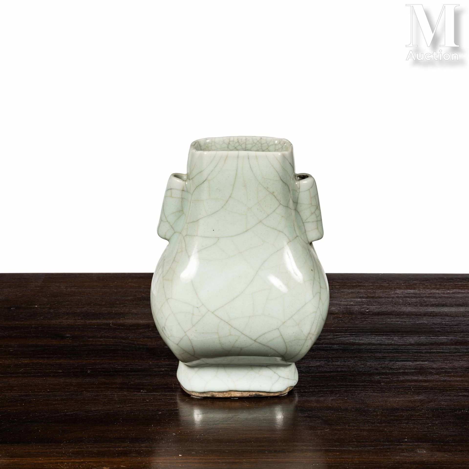 CHINE, XXe siècle Vase de forme dite "fanghu" à glaçure céladon craquelée, avec &hellip;