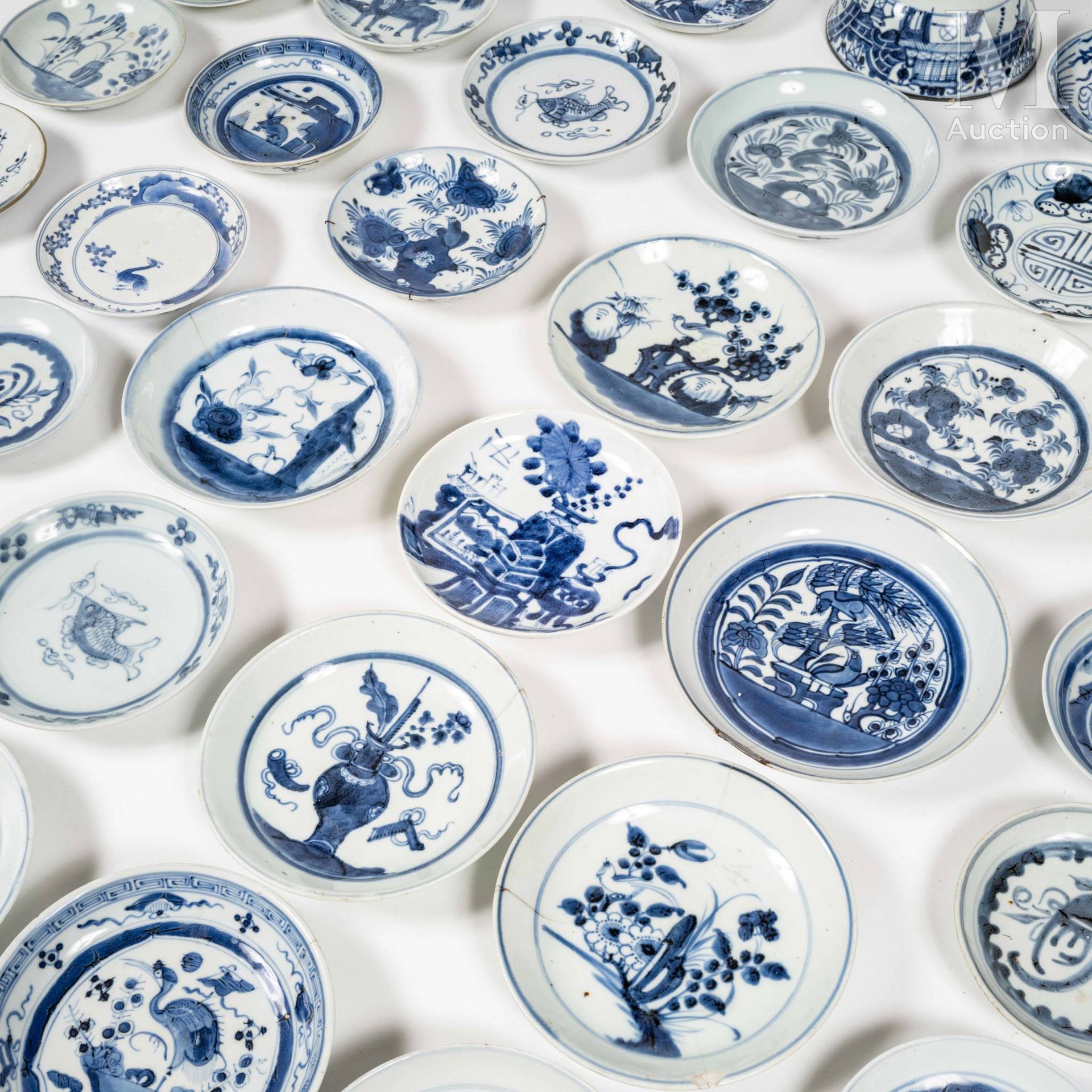 CHINE et VIETNAM, XIXe-XXe siècle 一套大型青花瓷盘和碗，上面装饰着各种场景。
按原样出售。