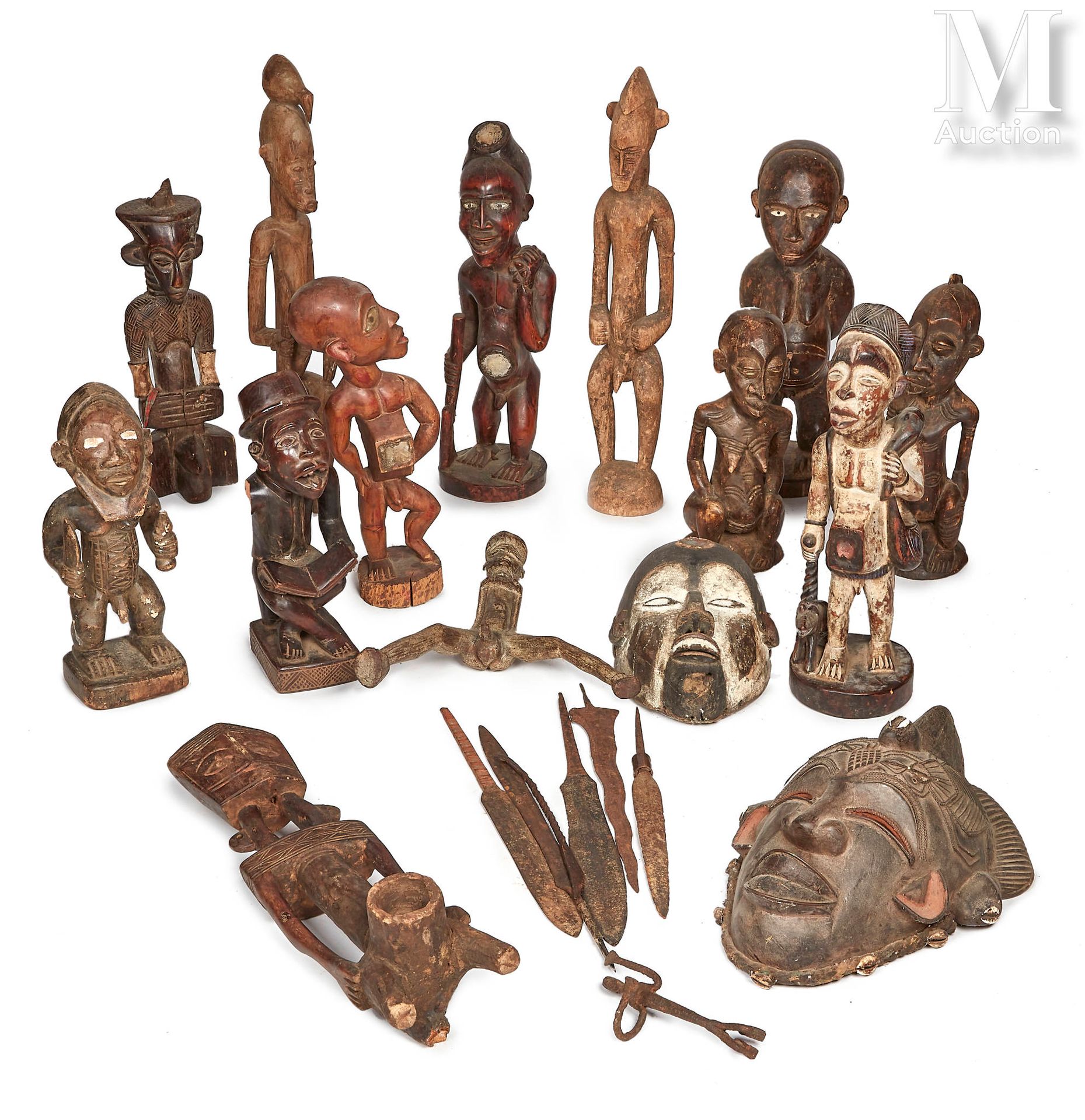 16 statues et masques en bois patiné 
dans le style de l'Afrique ancestrale