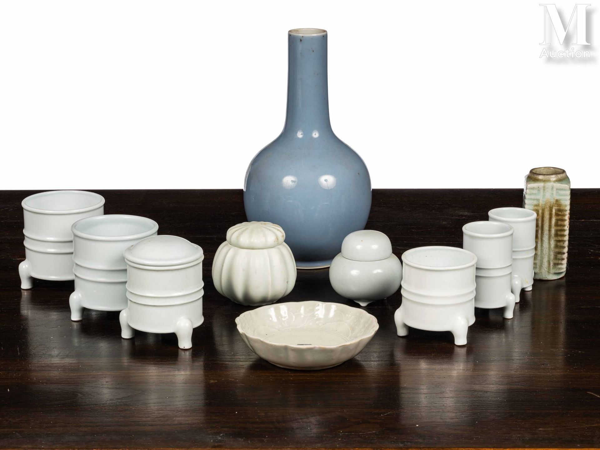 CHINE, XXe siècle 一套11件瓷器，包括一个月光瓷球状花瓶，六个三脚架刷子，一个盘子，两个盖子和一个Cong花瓶。

高度：6至24厘米之间