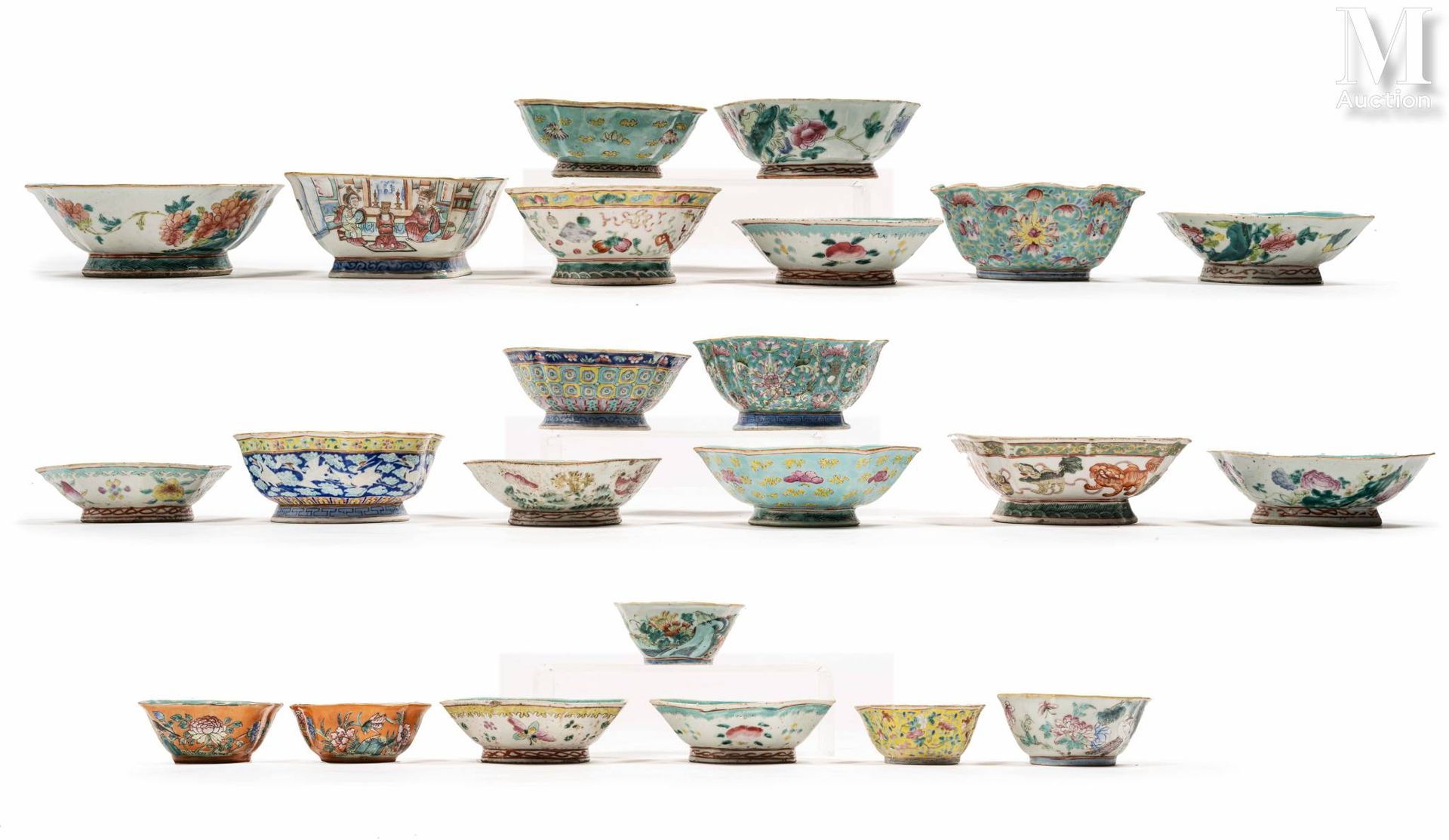 CHINE, XXe siècle 一套21个不同形状的瓷杯，带有花和鸟的多色珐琅装饰，内部上了绿松石釉。

磨损、破损、裂缝。