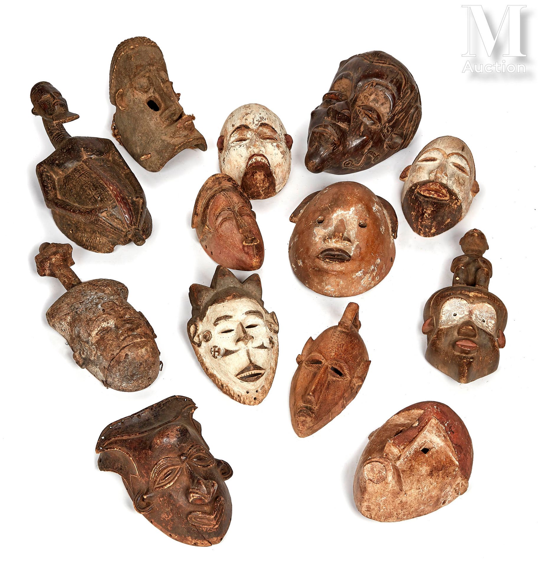 14 masques aus Holz
im Stil des angestammten Afrikas