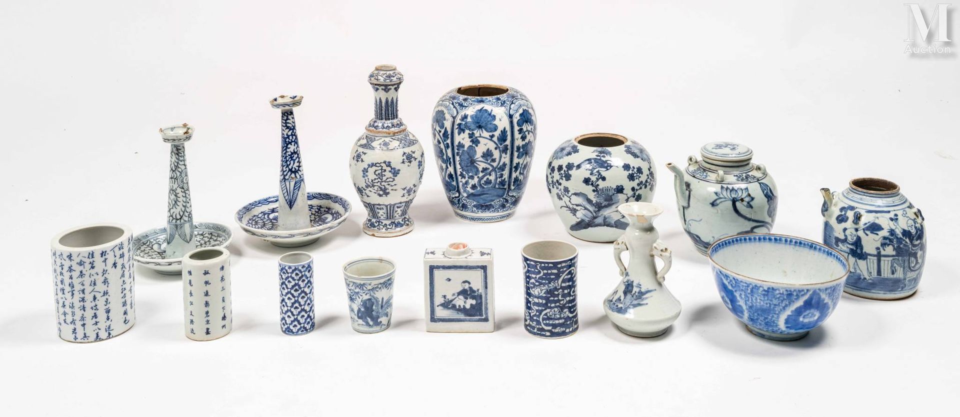 CHINE et JAPON, XIXe-XXe siècle Set di quindici pezzi in porcellana bianca e blu&hellip;