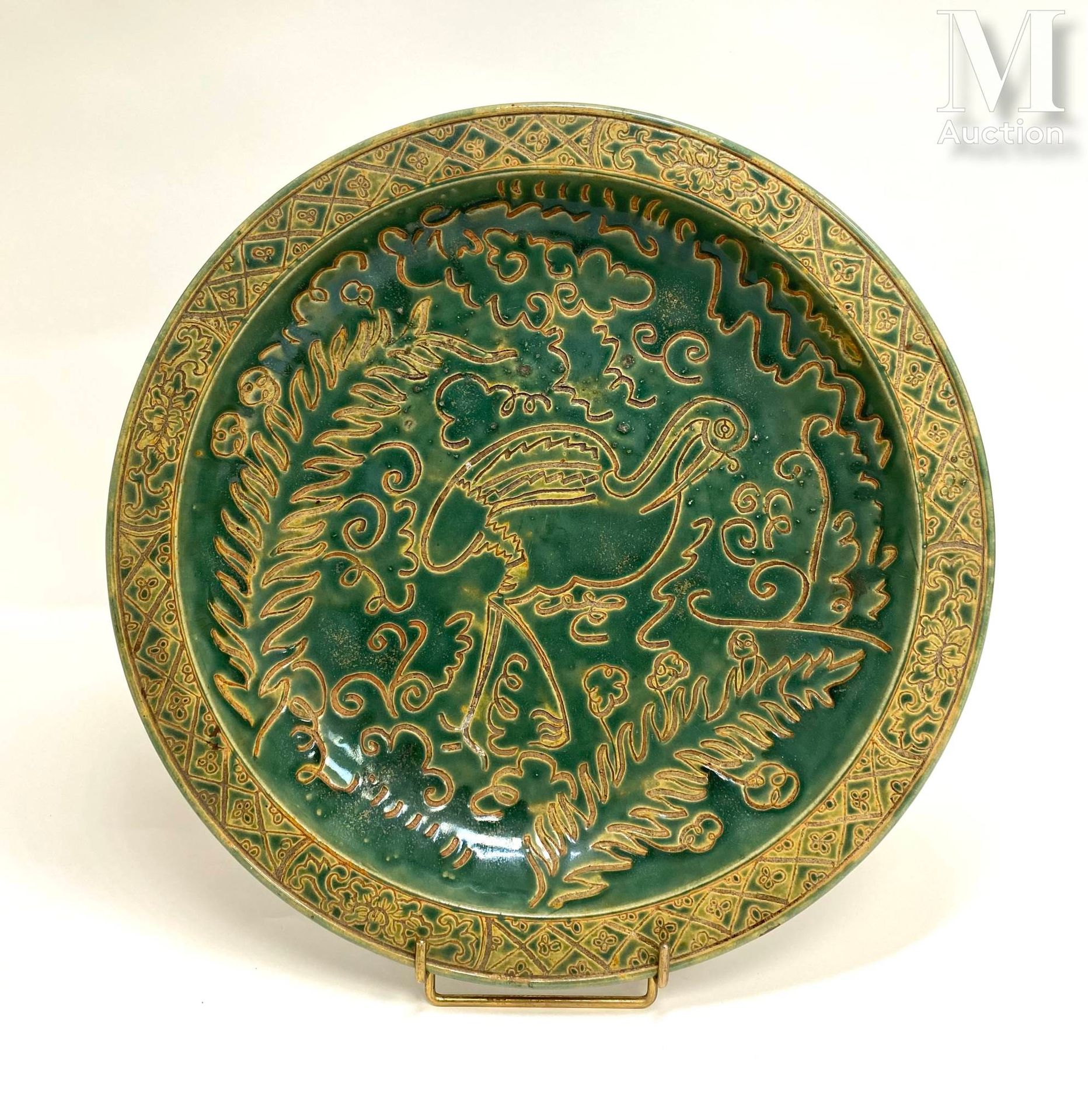 VIETNAM, Ecole de Biên Hoà, XX ème 绿色釉面陶瓷盘，刻有仙鹤和造型的装饰。 
背面有工作室的印章和签名。 
直径：35厘米 
&hellip;