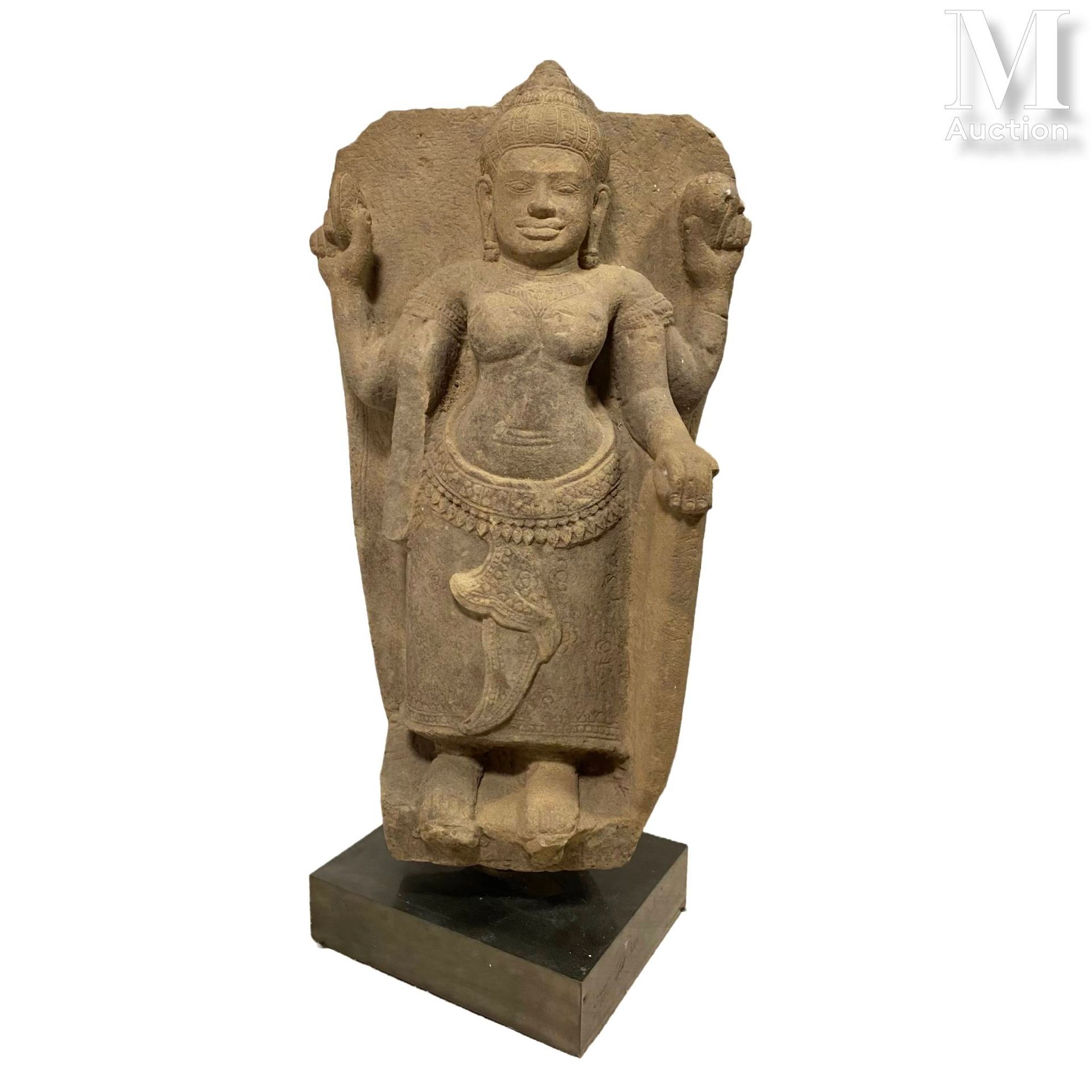 DANS LE STYLE KHMER Stèle en grès gris figurant un Bouddha debout 
H. : 86 - L. &hellip;