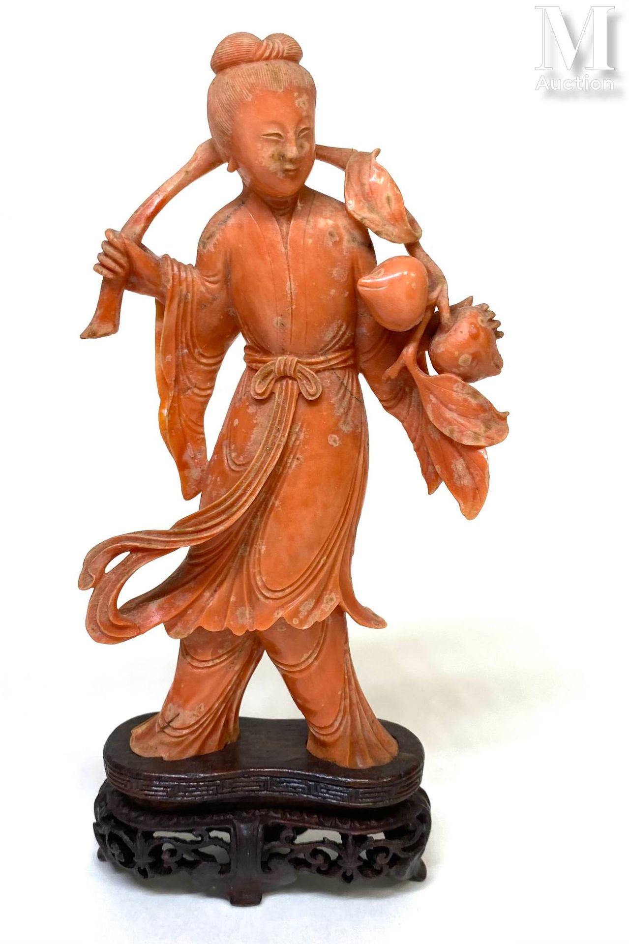 CHINE, XX ème Statuetta in corallo* raffigurante una Guanyin in piedi che tiene &hellip;