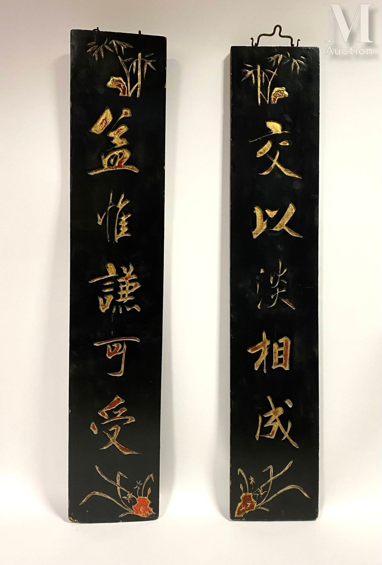 CHINE DU SUD, XIXème 一对多色漆木门板，装饰有人物、花卉和竹子。
H.122厘米 - 宽23厘米
(角落有磨损，边缘有漆面连接）。