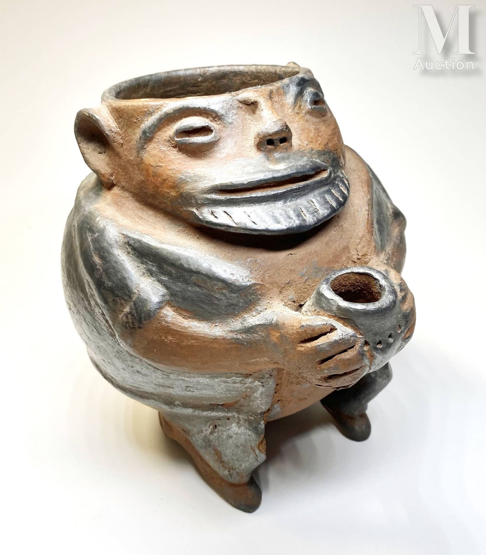 Vase cérémoniel anthropomorphe en terre cuite patinée H.21 - W 19 - D 24厘米 
(事故)