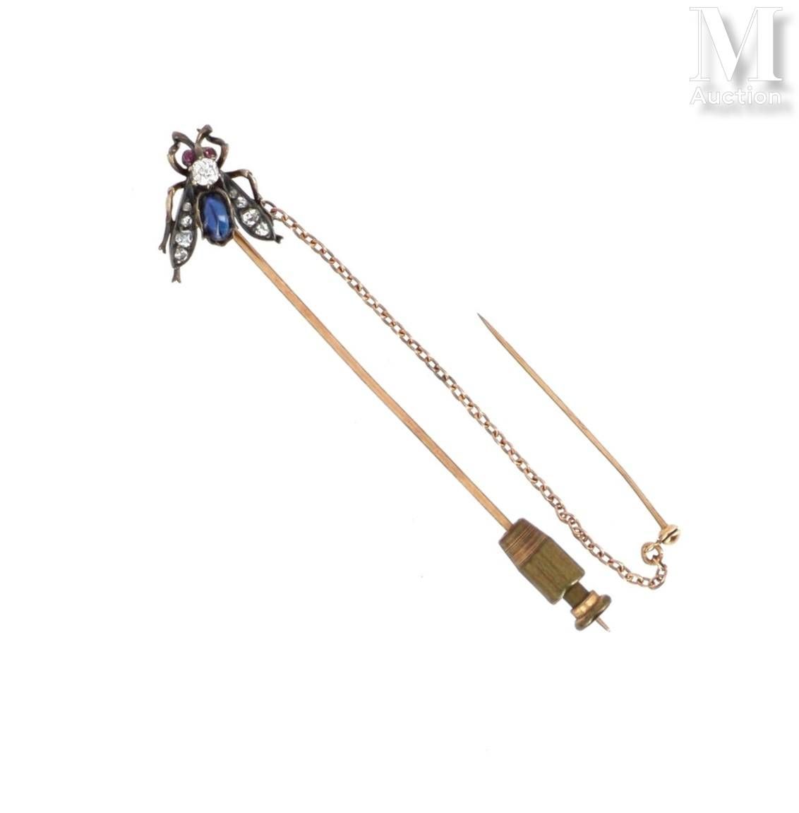 Epingle mouche 18K黄金（750°/°）领带针，镶嵌银质苍蝇（800°/°），主体镶嵌老式切割钻石和凸圆形蓝宝石，翅膀上有钻石玫瑰装饰；配有链条&hellip;