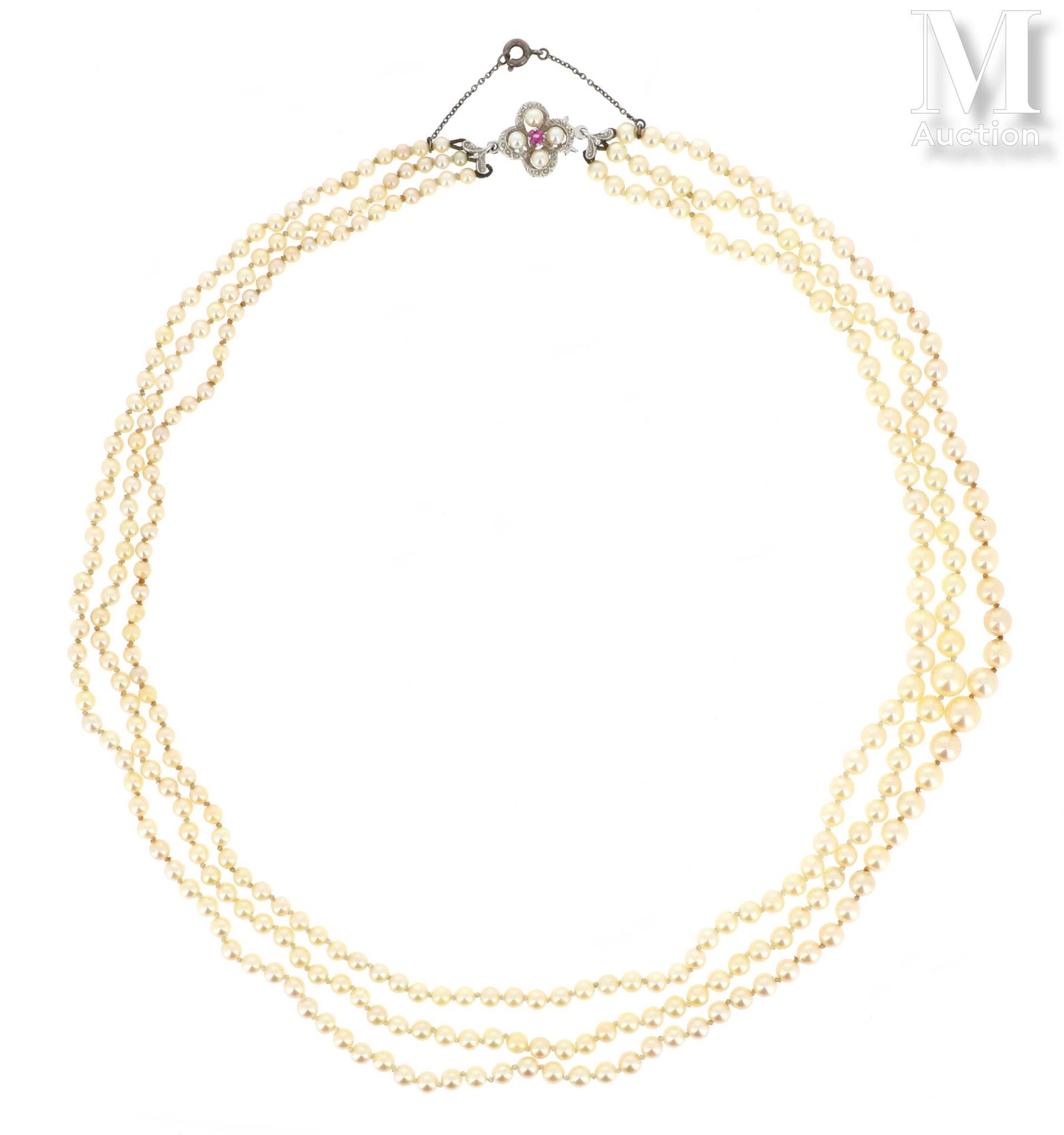 Collier de perles 由三排养殖珍珠组成的项链，18K（750°/°）白金的四叶扣镶嵌着四颗养殖珍珠和中间的小圆红宝石，银（800°/°）安全链。&hellip;