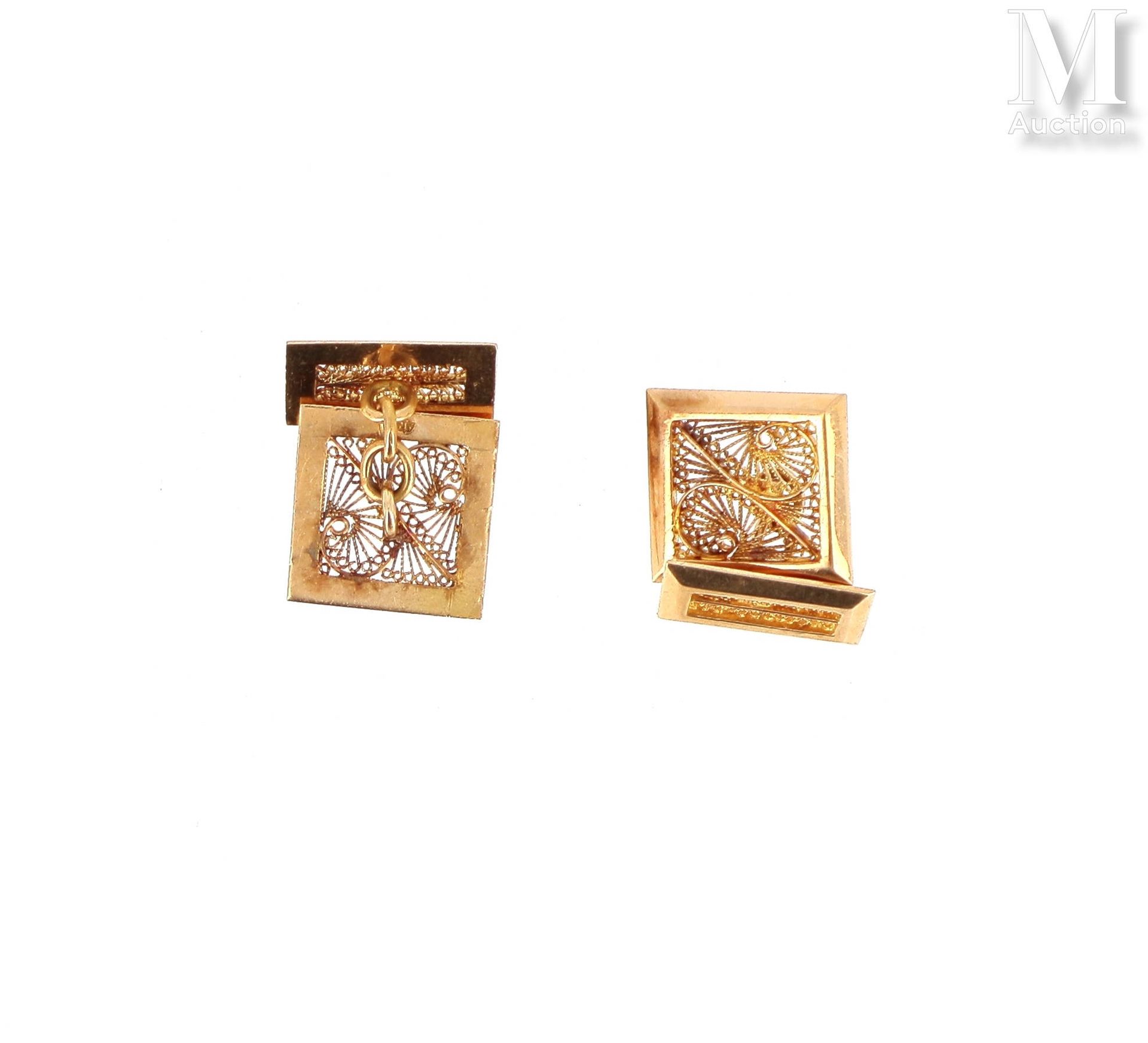 Boutons de manchettes Pair of square cufflinks in 18 K yellow gold (750 °/°°) wi&hellip;