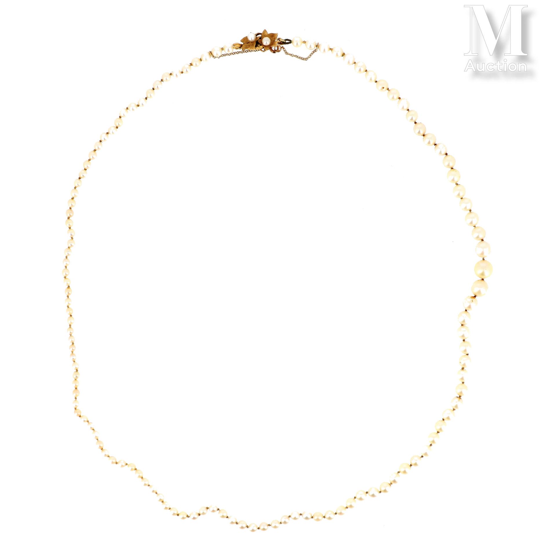 Collier de perles 養殖珍珠項鍊，18K黃金（750°/°）搭扣，飾有兩片葉子，中心為一顆養殖珍珠，附安全鏈。 
毛重：19,8克。 
长：约6&hellip;