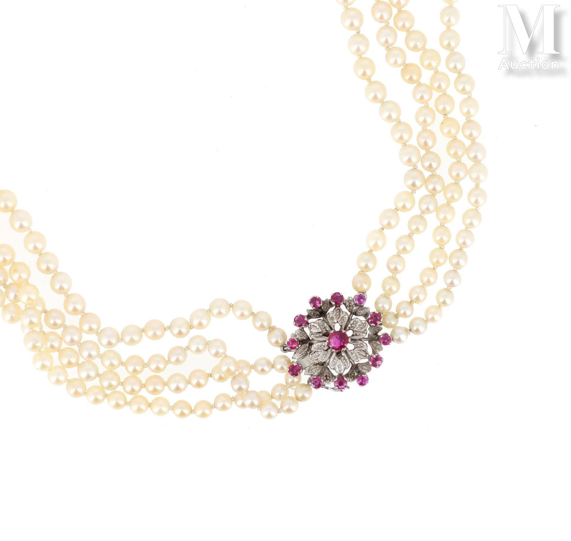Collier perles de culture 由四排养殖珍珠组成的项链，花扣在18K（750°/°）白金的棘轮刀片上，镶嵌着小的圆形红宝石（震撼）。 
毛&hellip;