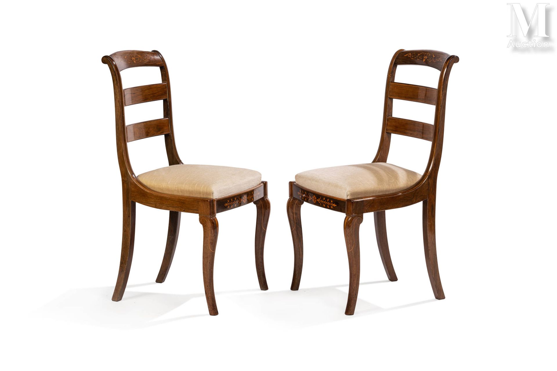 Paire de chaises in palissandro con volute e filetti in legno chiaro, lo schiena&hellip;
