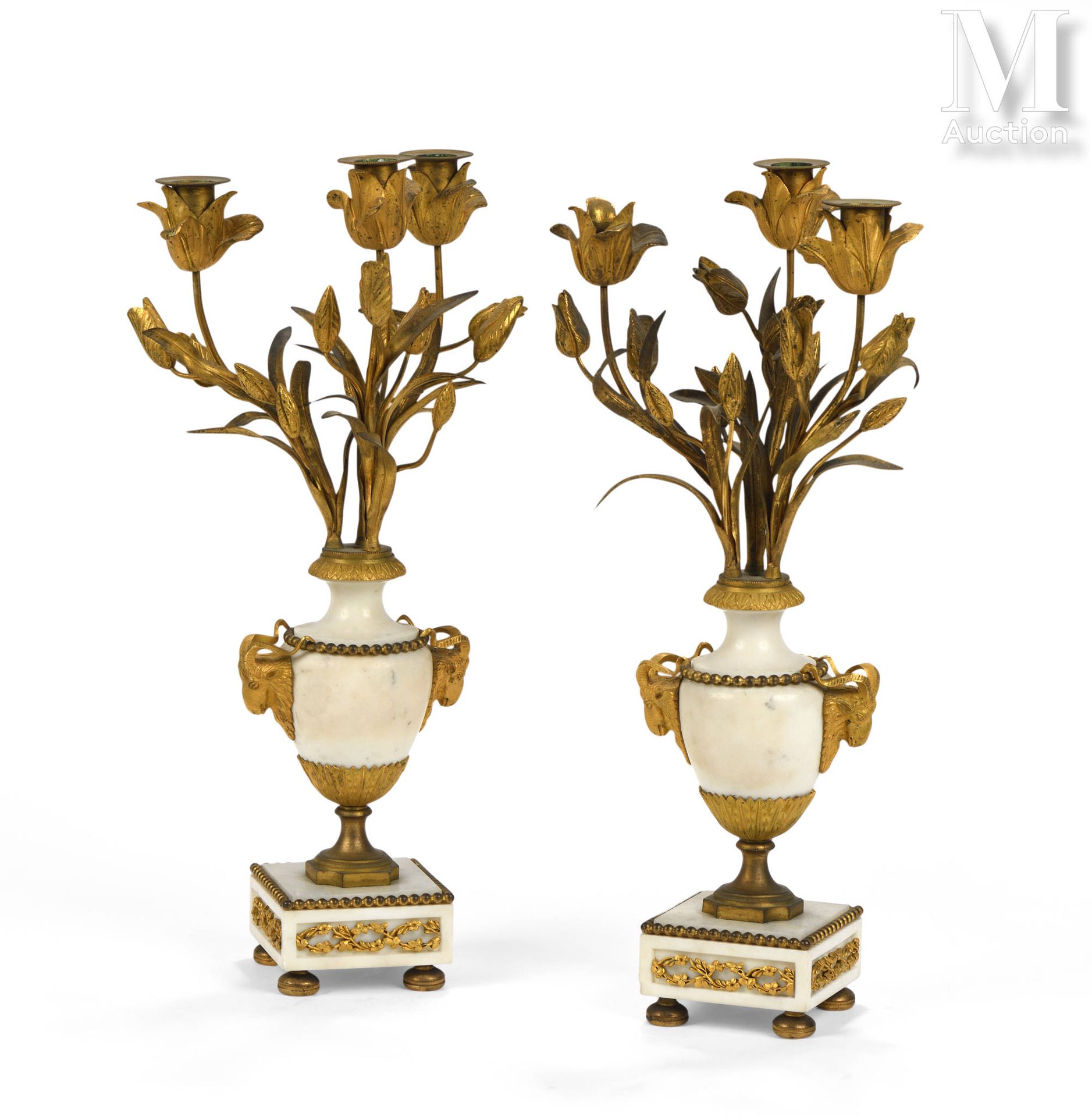 Paire de candélabres en marbre blanc et bronze ciselé et doré, un bouquet feuill&hellip;