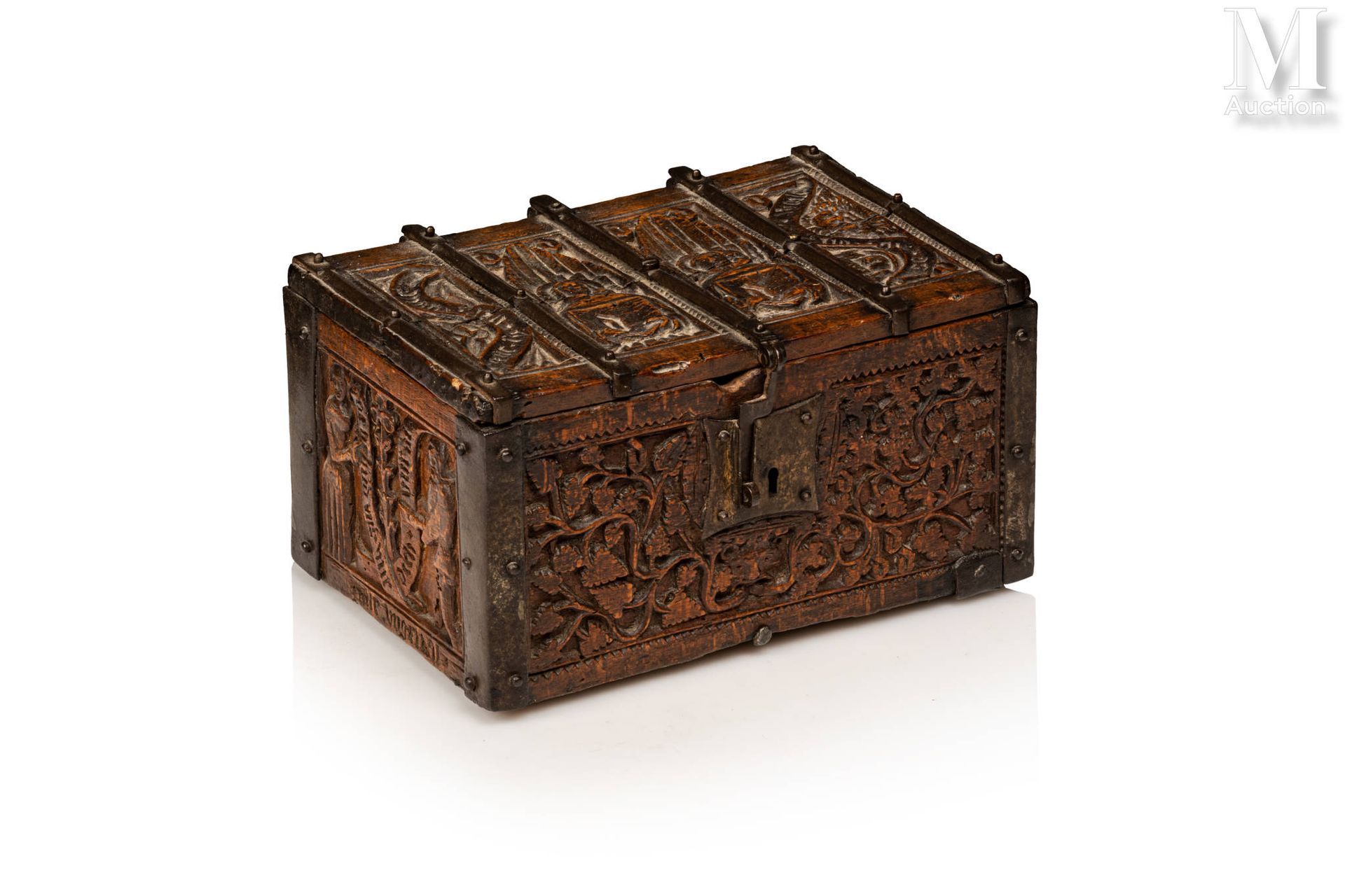 Coffret Madera tallada rectangular con bisagras de metal entre las que hay talla&hellip;
