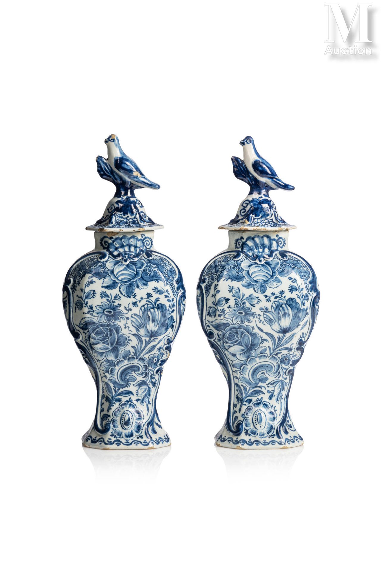 DELFT 一对有盖的陶器花瓶，阳台形状，有蓝色的单色花卉装饰。盖子上有鸟冠。
18世纪晚期
高度：34厘米
缺陷和颠簸
底座下标有LPK，代表De Lampe&hellip;